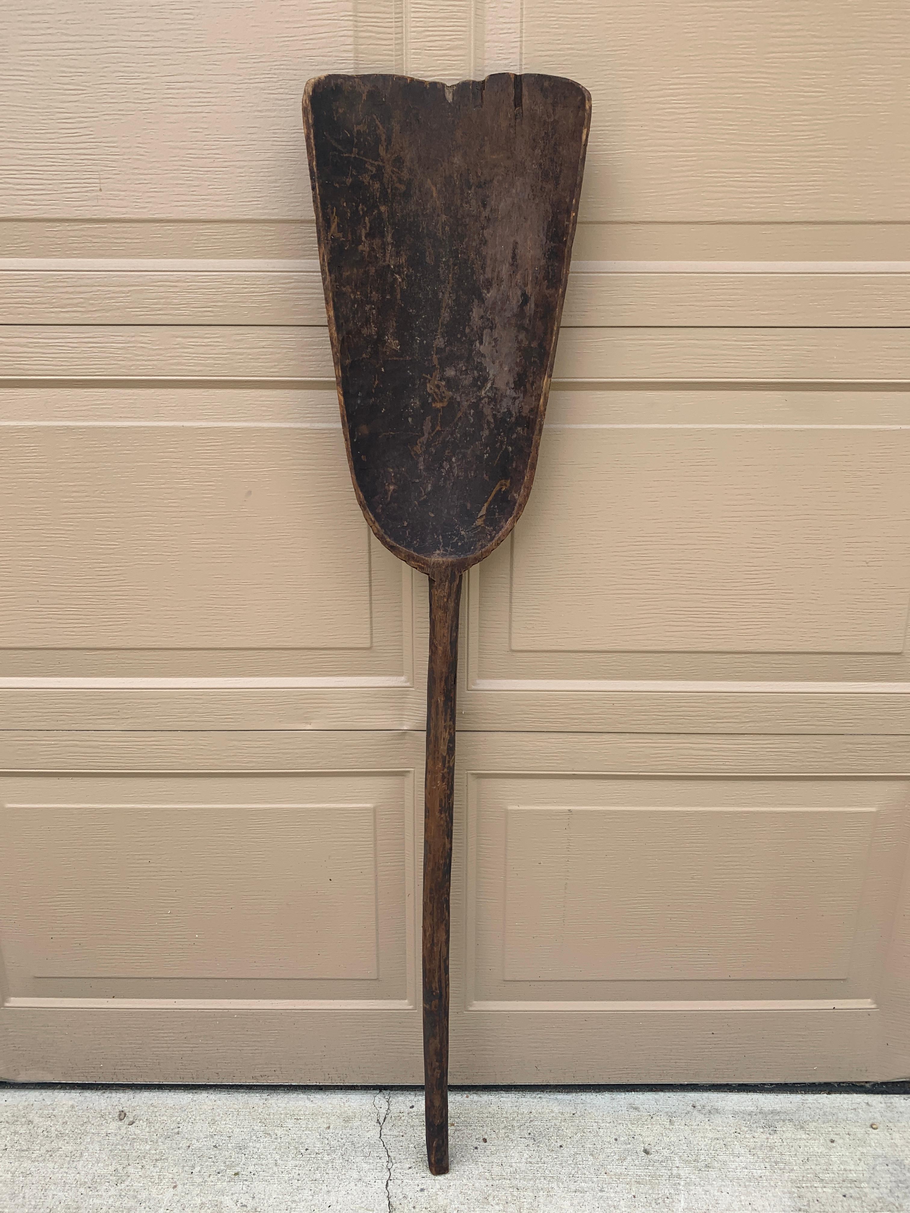 A beautiful antique rustic, farmhouse, or country wooden hand made grain shovel. This would be ideal for an installation on a large wall on a custom wall mount.

USA, Circa late 19th century

Measures: 11.25