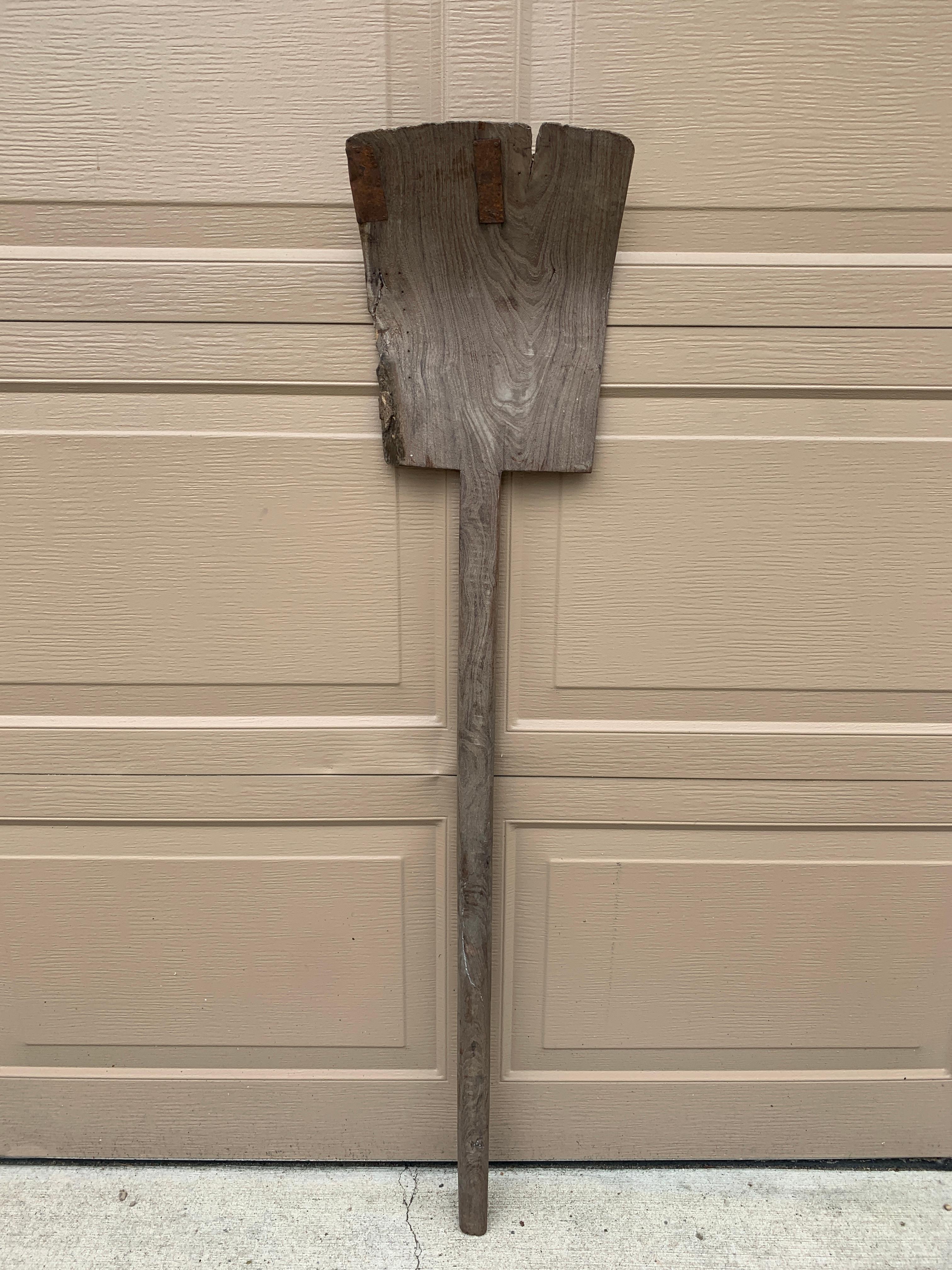 A beautiful antique rustic, farmhouse, or country wooden hand made grain shovel. This would be ideal for an installation on a large wall on a custom wall mount.

USA, Circa late 19th century

Measures: 10.25