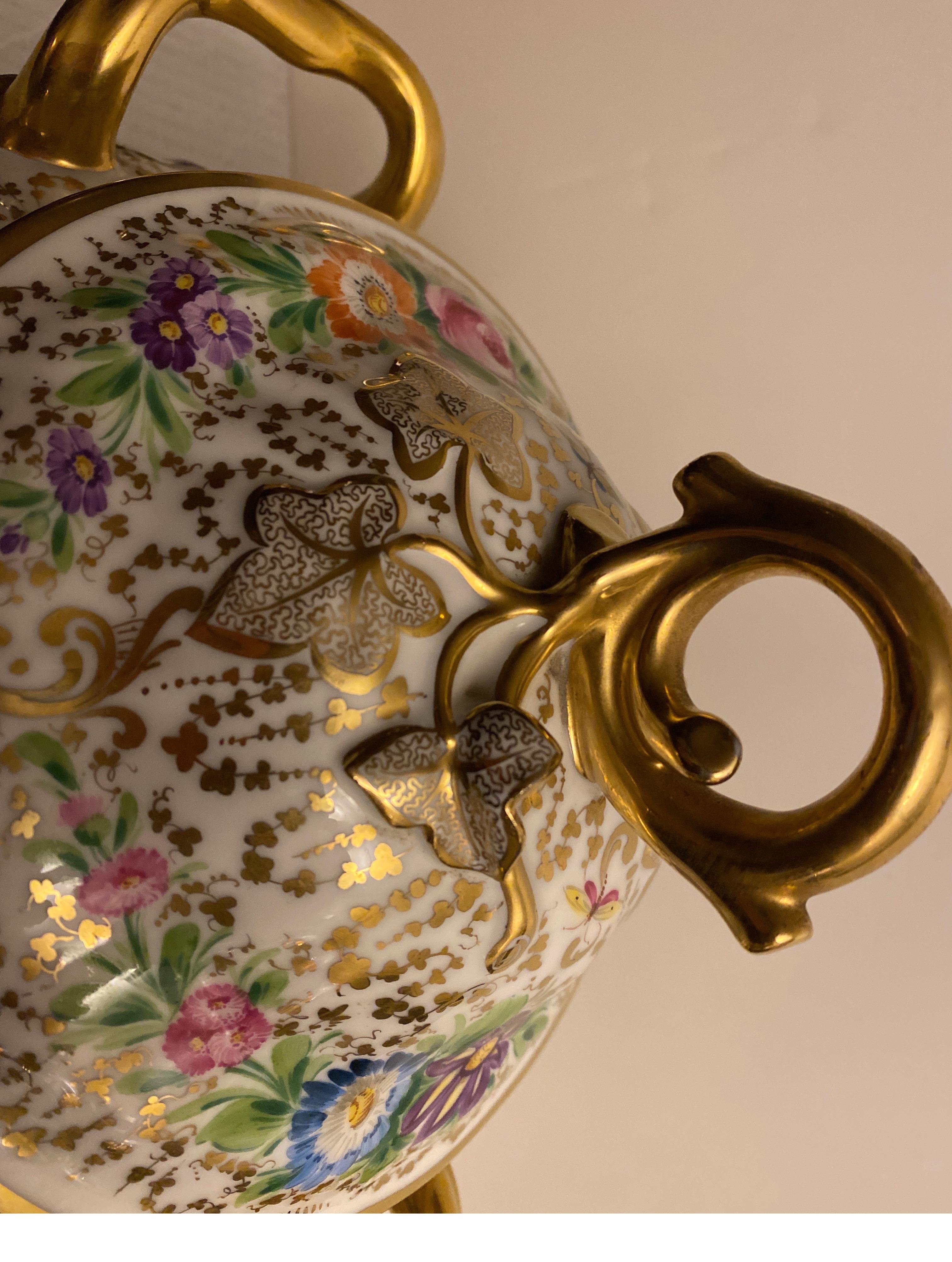 Anglais Soupière centrale ancienne du 19ème siècle peinte et recouverte de porcelaine dorée, soupière en vente