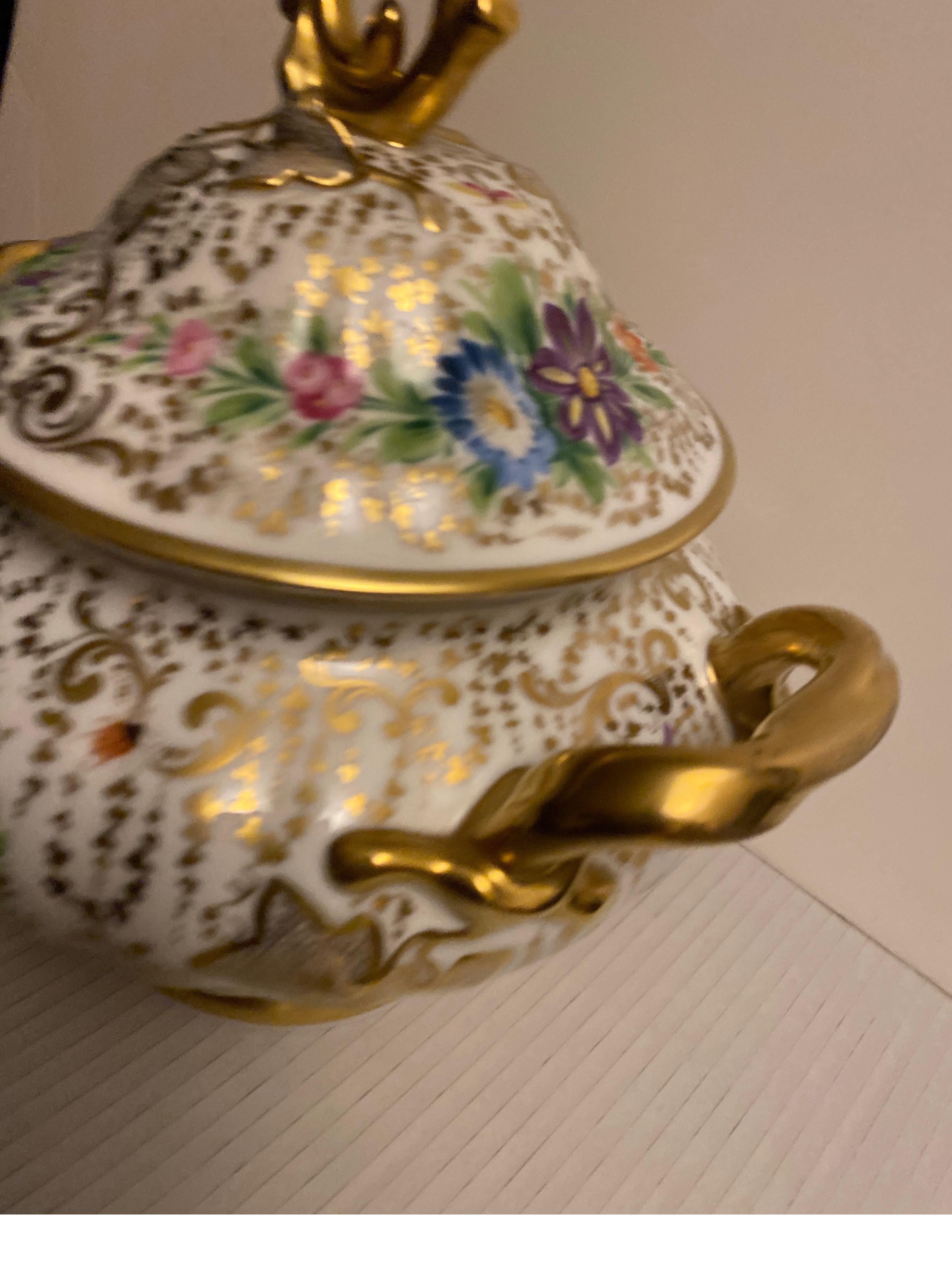 Peint à la main Soupière centrale ancienne du 19ème siècle peinte et recouverte de porcelaine dorée, soupière en vente