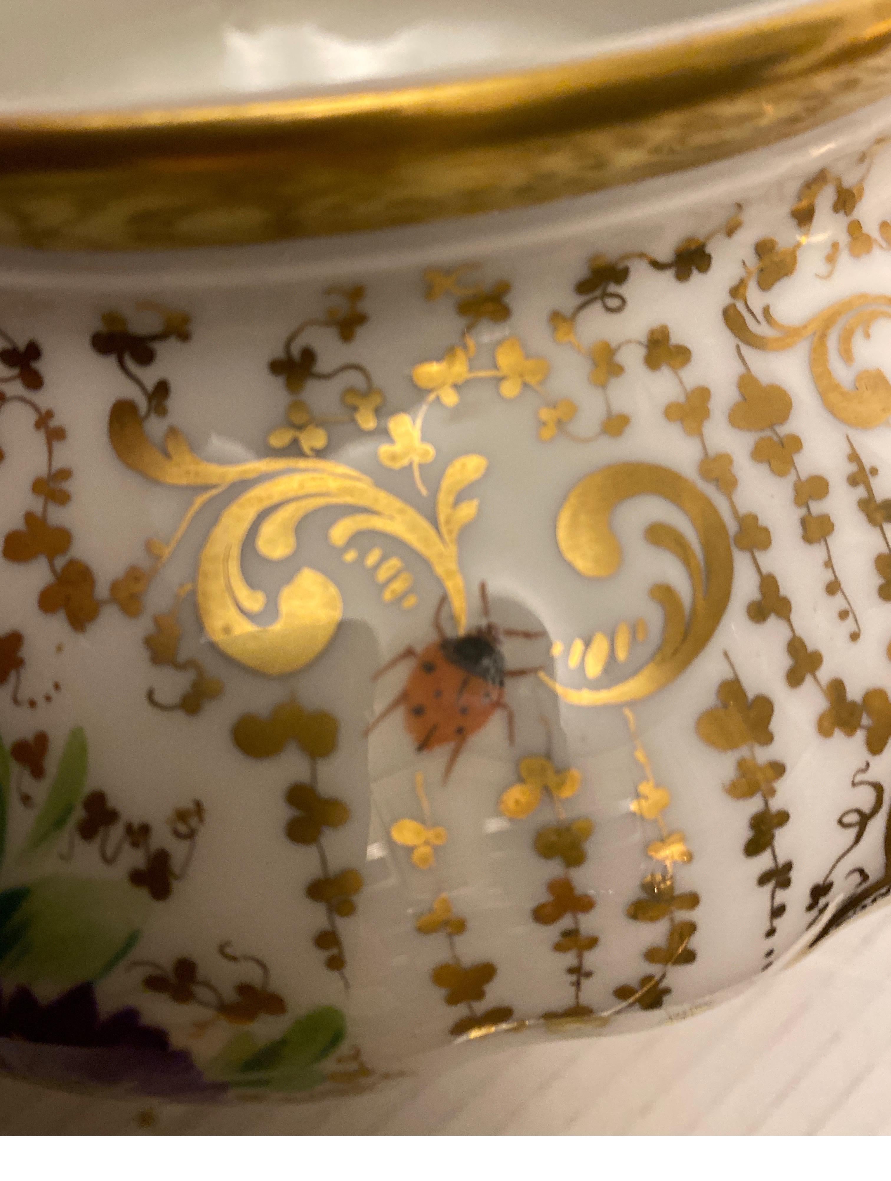 Porcelaine Soupière centrale ancienne du 19ème siècle peinte et recouverte de porcelaine dorée, soupière en vente