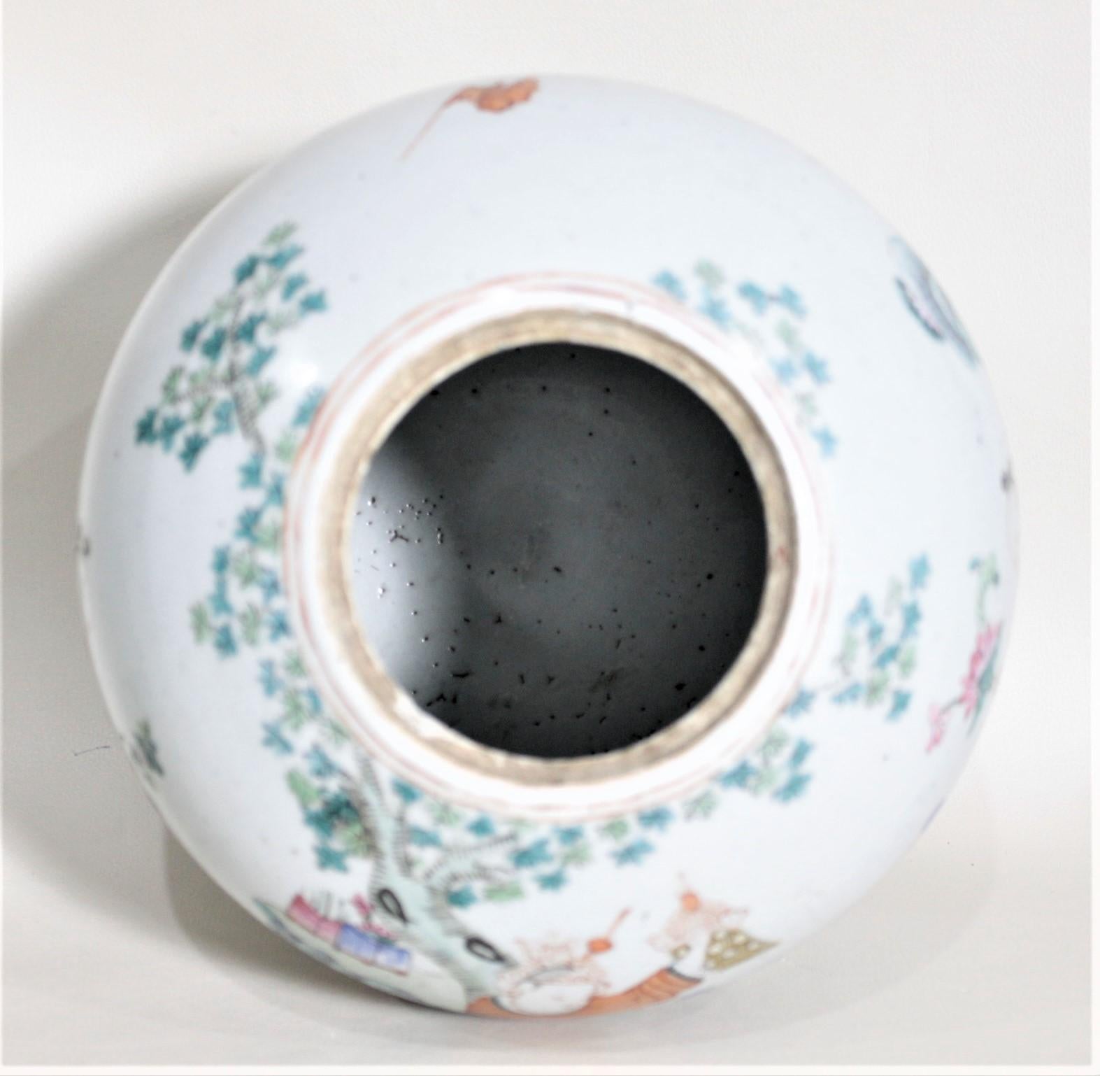 Fait main Ancienne jarre à couvercle en porcelaine chinoise du 19ème siècle peinte à la main en vente