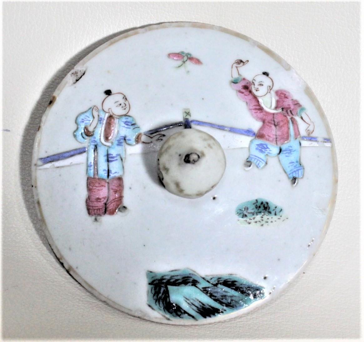 Ancienne jarre à couvercle en porcelaine chinoise du 19ème siècle peinte à la main Bon état - En vente à Hamilton, Ontario