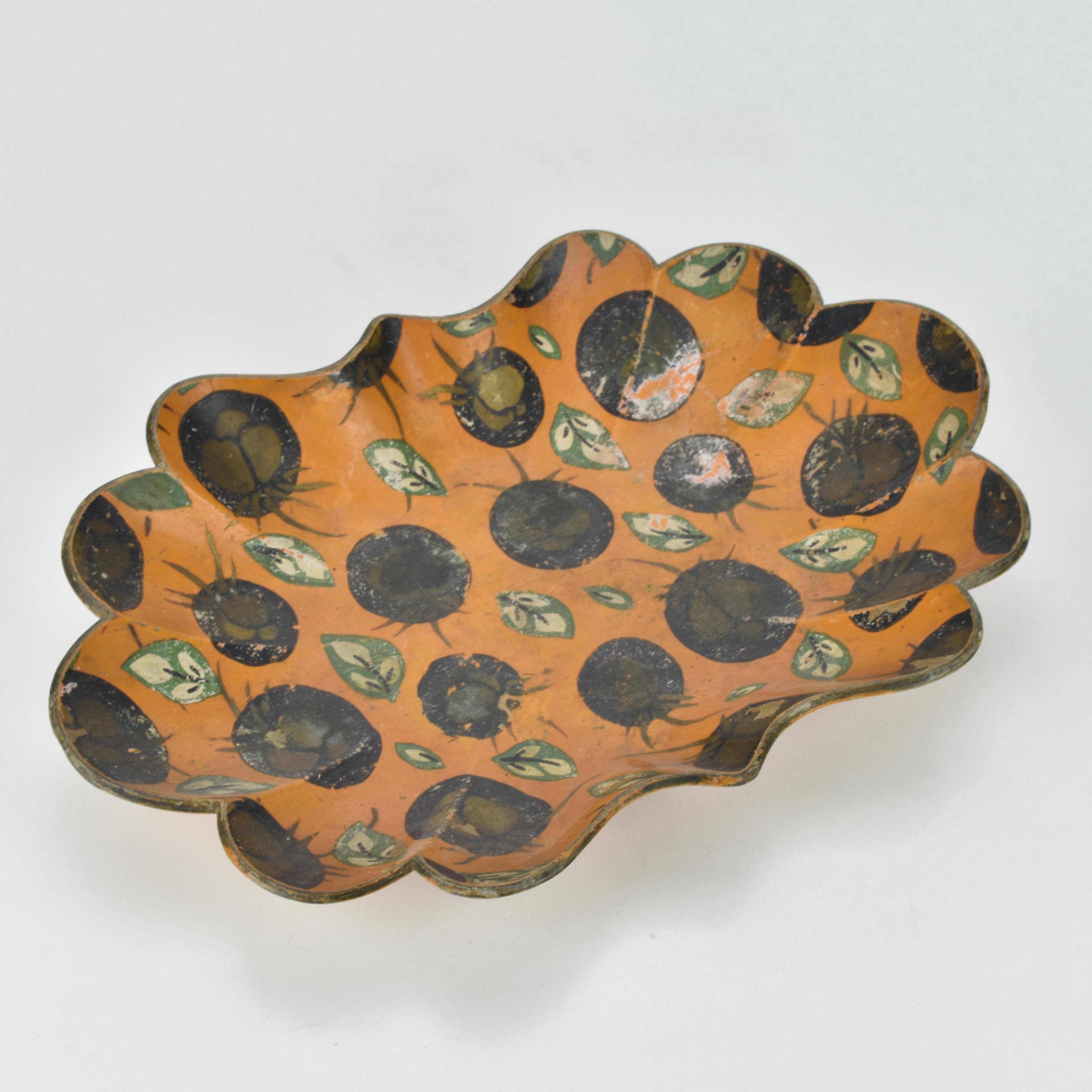 Français Ancien plat en papier mâché lobé du 19e siècle peint à la main Motif de fruits Wabi Sabi en vente