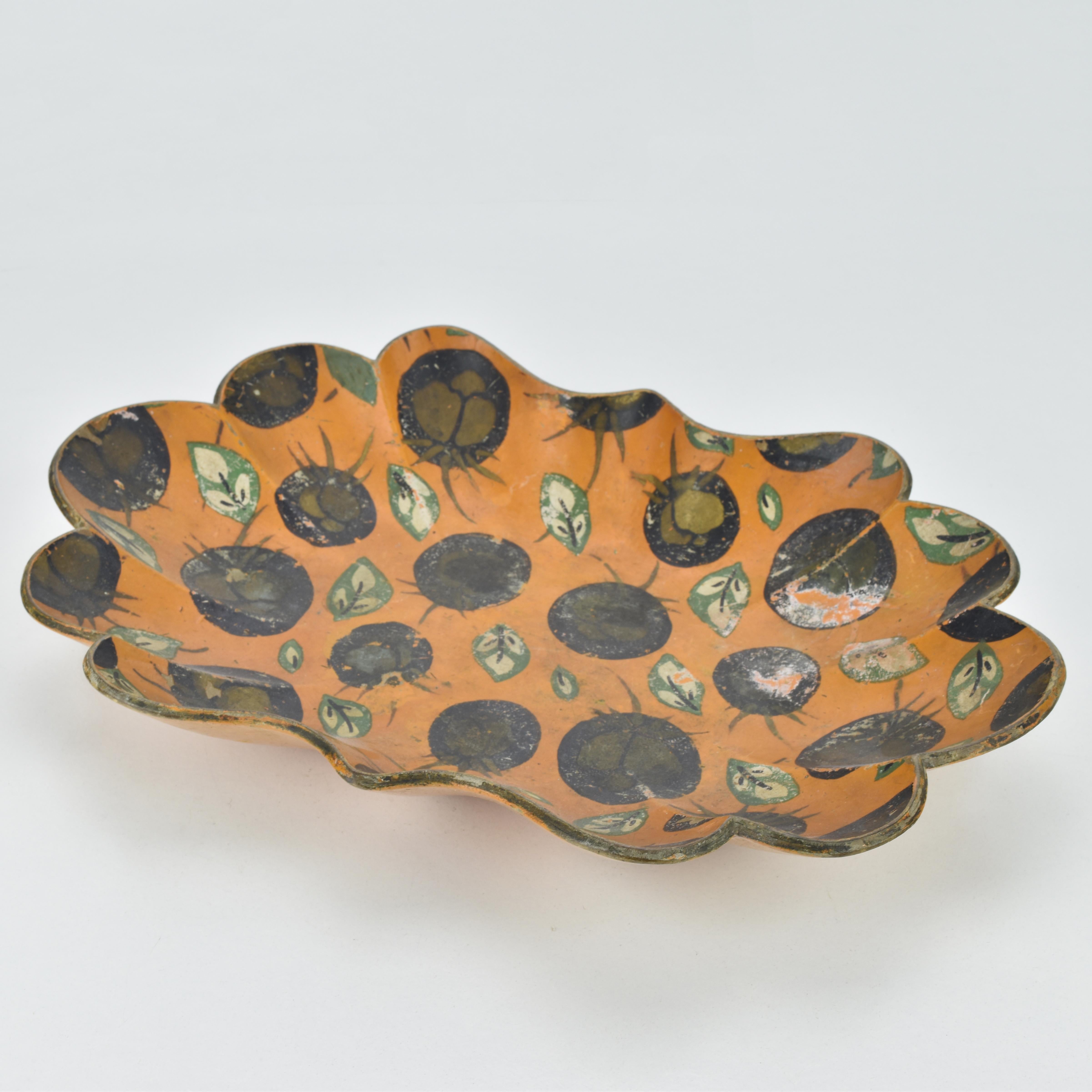 Laqué Ancien plat en papier mâché lobé du 19e siècle peint à la main Motif de fruits Wabi Sabi en vente