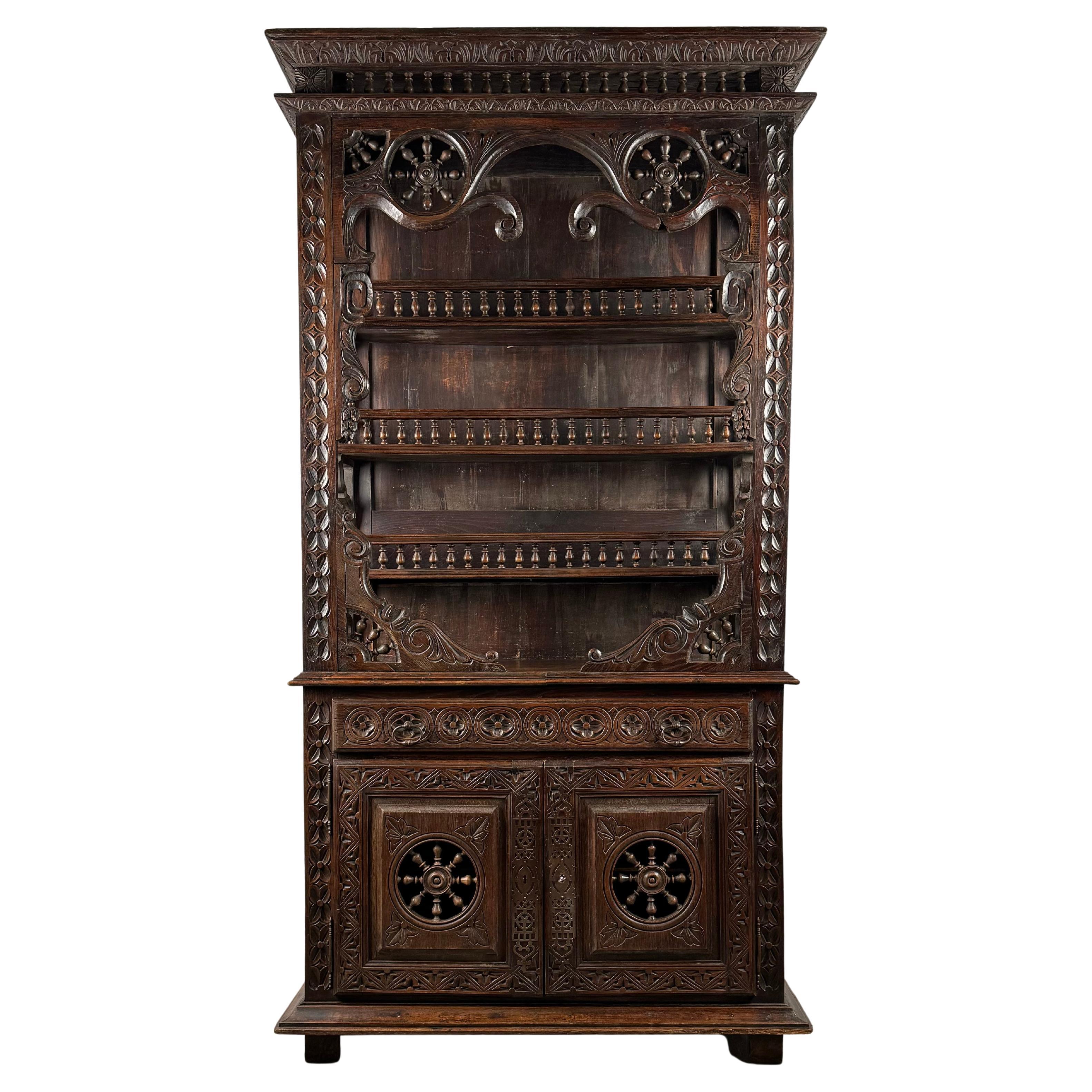 Antique French Cabinet Breton del XIX secolo pesantemente intagliato in castagno( AFS-3260)