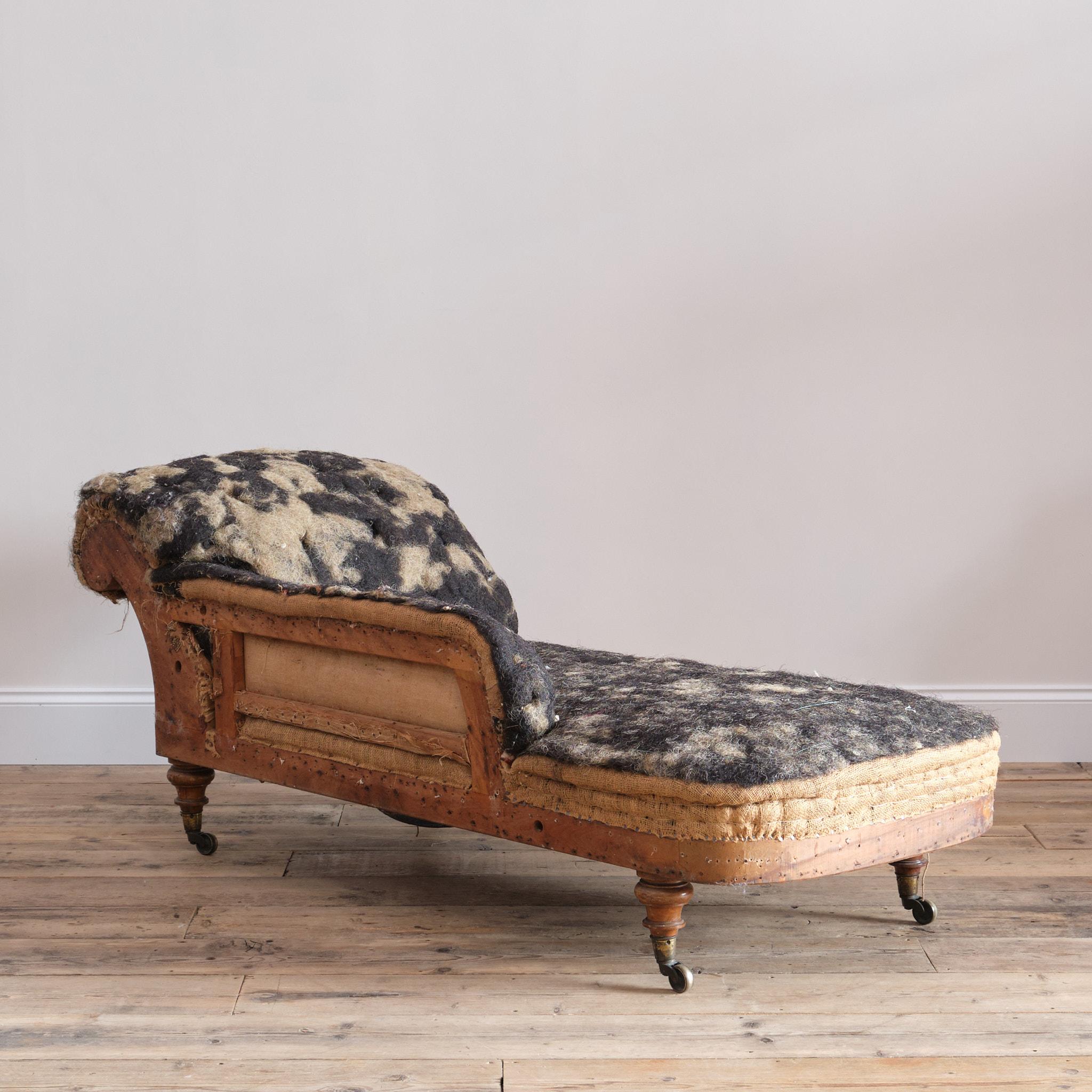 Walnut Antique 19th century Howard & Sons Chaise Lounge