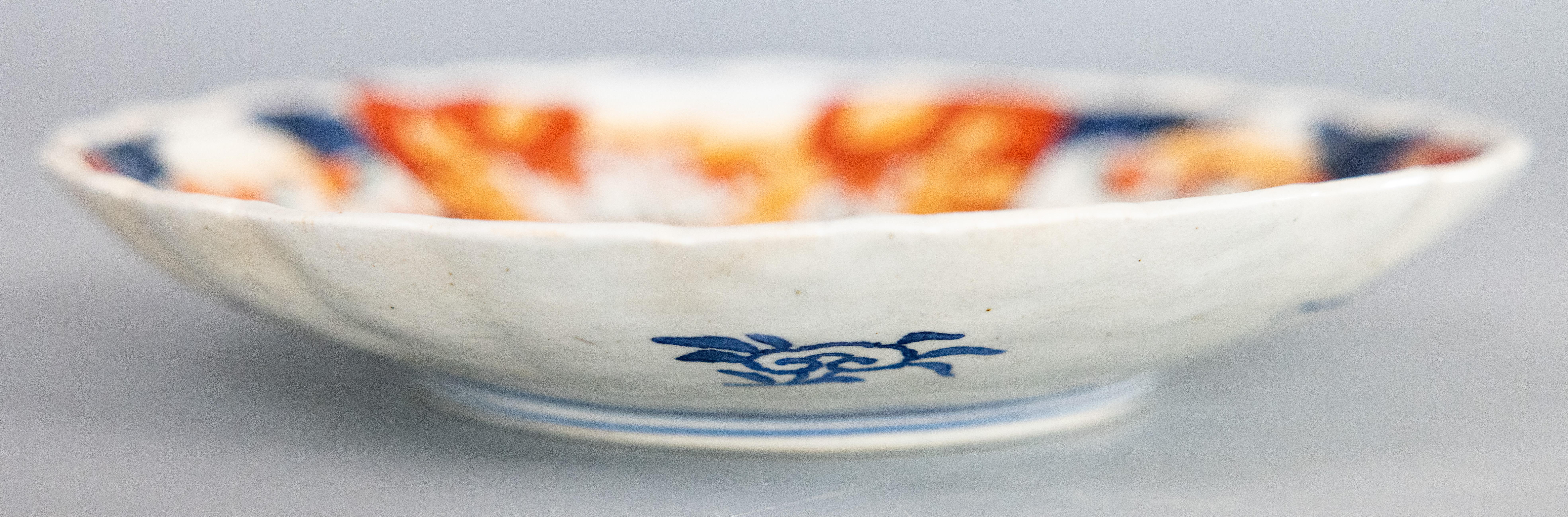Merveilleuse assiette Imari antique du 19e siècle à bord festonné. Avec des oranges, des bleus et des sarcelles vibrants.