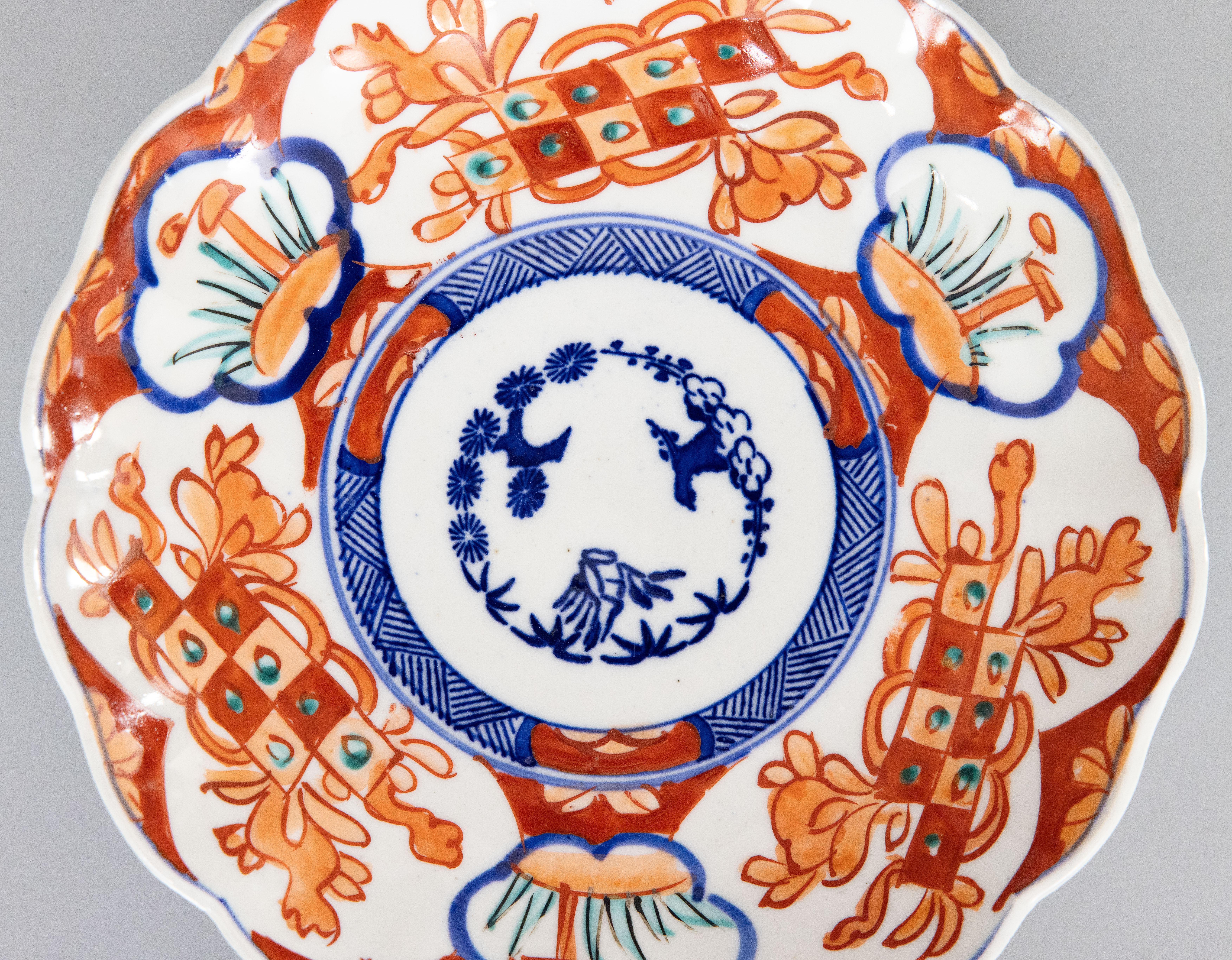 Wunderschöner antiker Imari-Teller aus dem 19. Jahrhundert mit gezacktem Rand. Mit leuchtenden Orange-, Blau- und Grüntönen.
