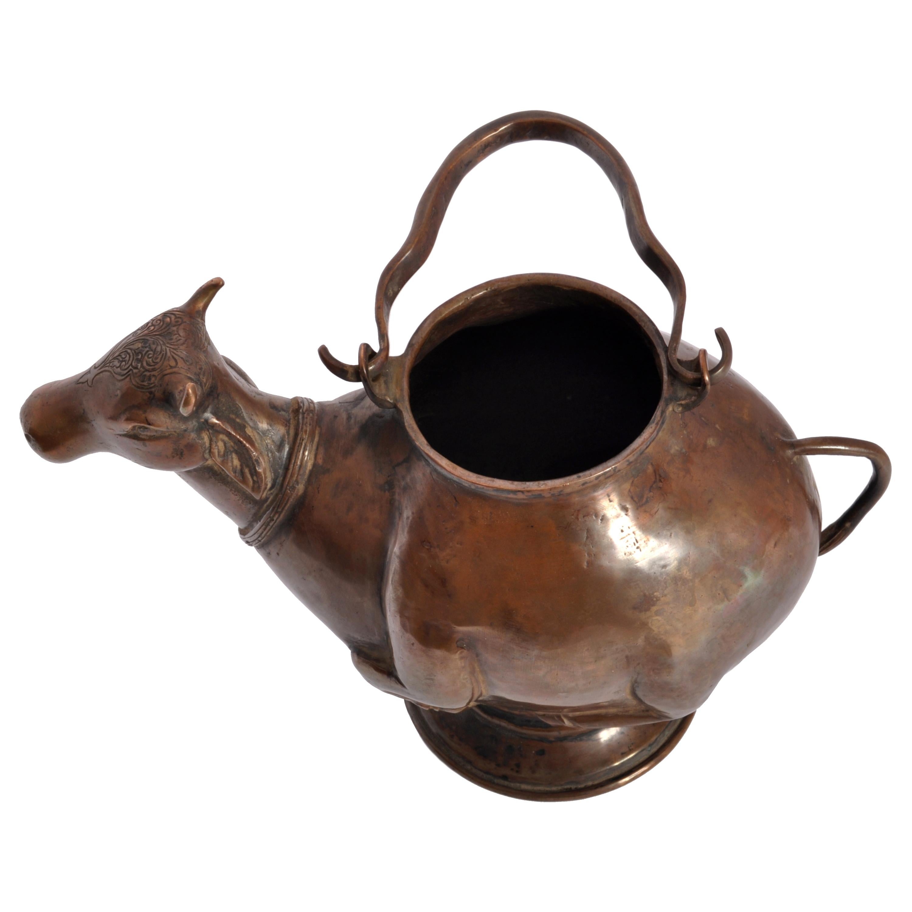 Ancien récipient à eau indien hindou du 19ème siècle en cuivre, sacré taureau Nandi 1800 en vente 2