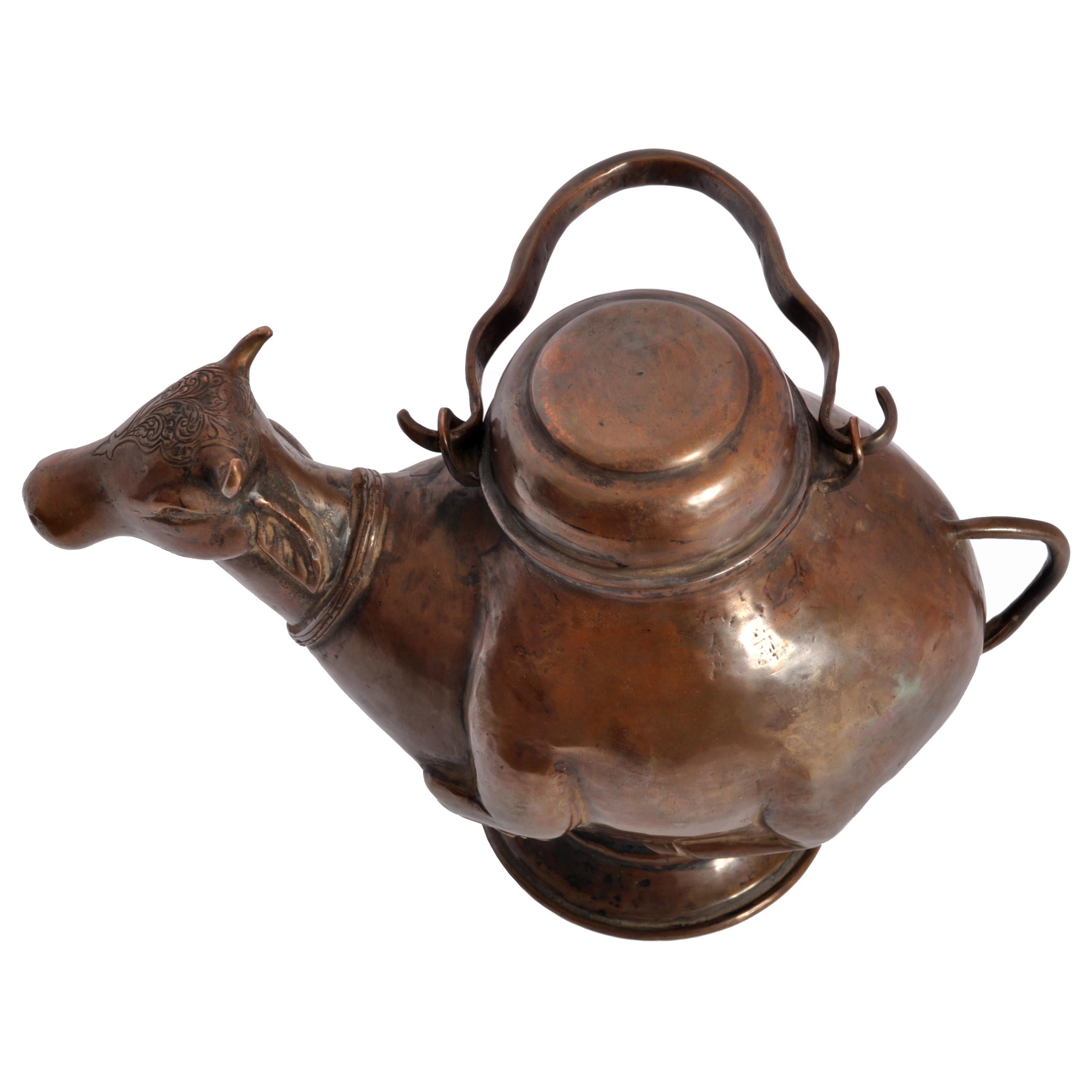 Ancien récipient à eau indien hindou du 19ème siècle en cuivre, sacré taureau Nandi 1800 en vente 3