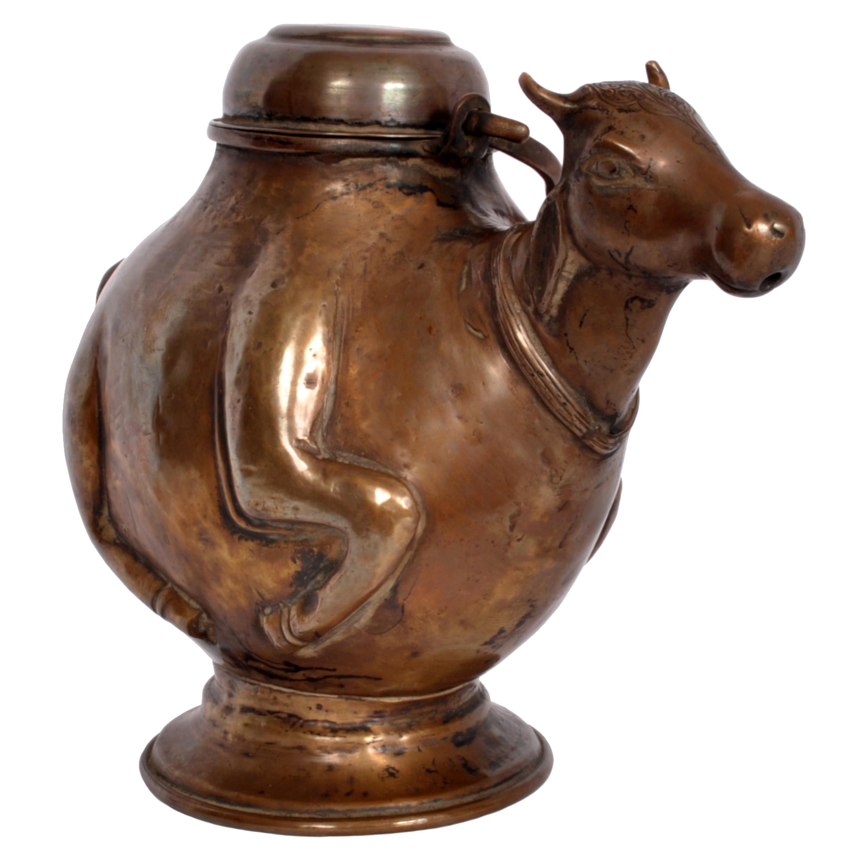 Indien Ancien récipient à eau indien hindou du 19ème siècle en cuivre, sacré taureau Nandi 1800 en vente