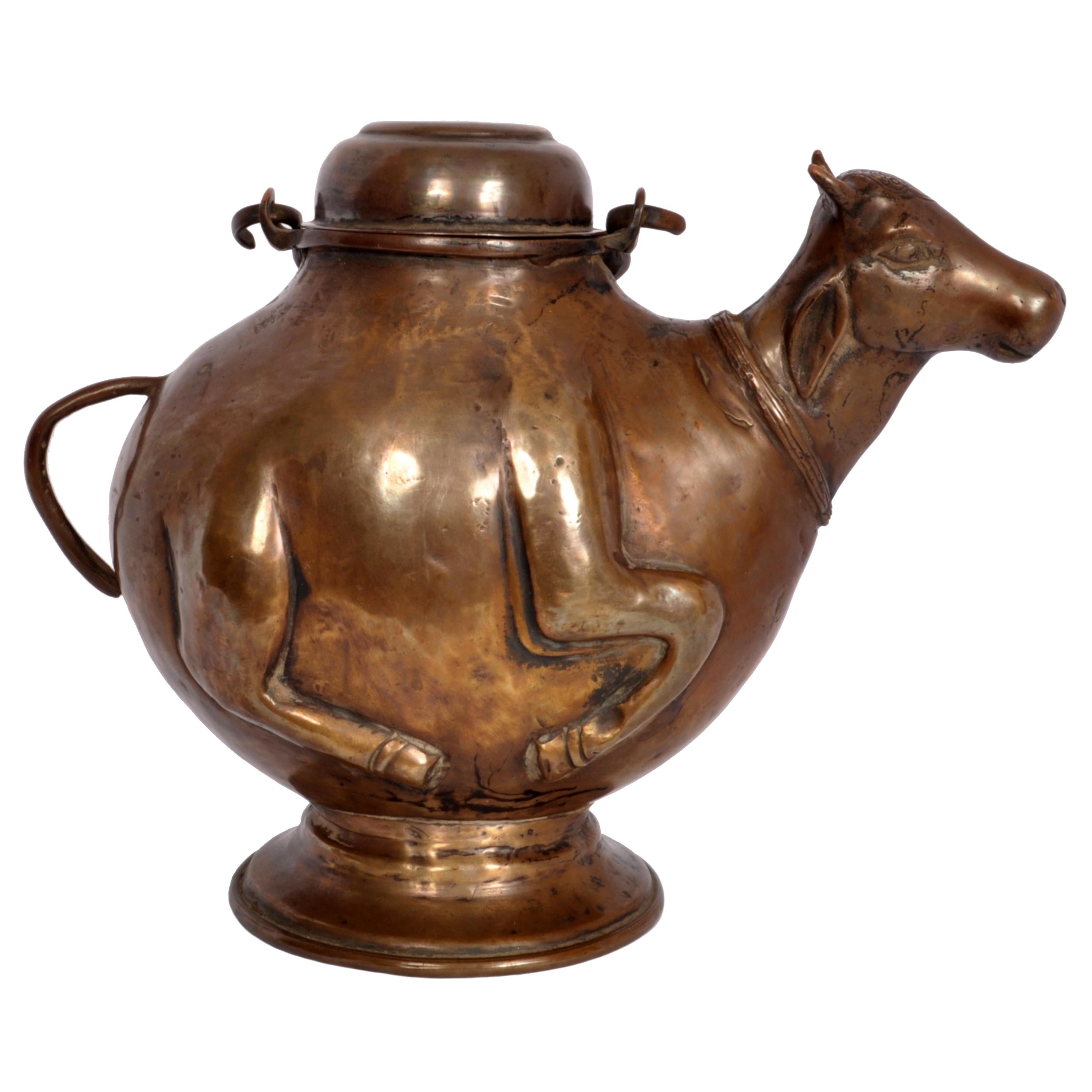 Fait main Ancien récipient à eau indien hindou du 19ème siècle en cuivre, sacré taureau Nandi 1800 en vente