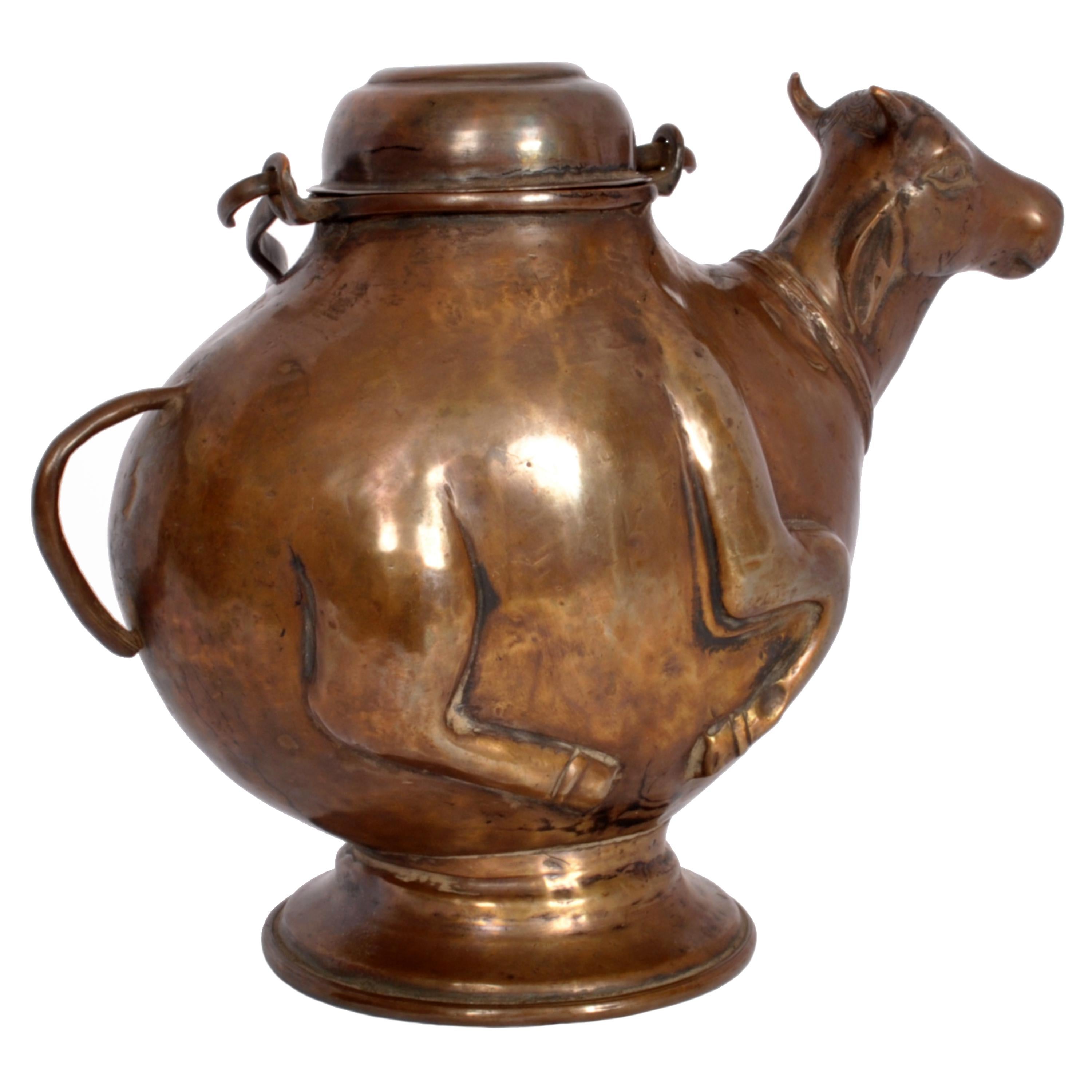 Ancien récipient à eau indien hindou du 19ème siècle en cuivre, sacré taureau Nandi 1800 Bon état - En vente à Portland, OR
