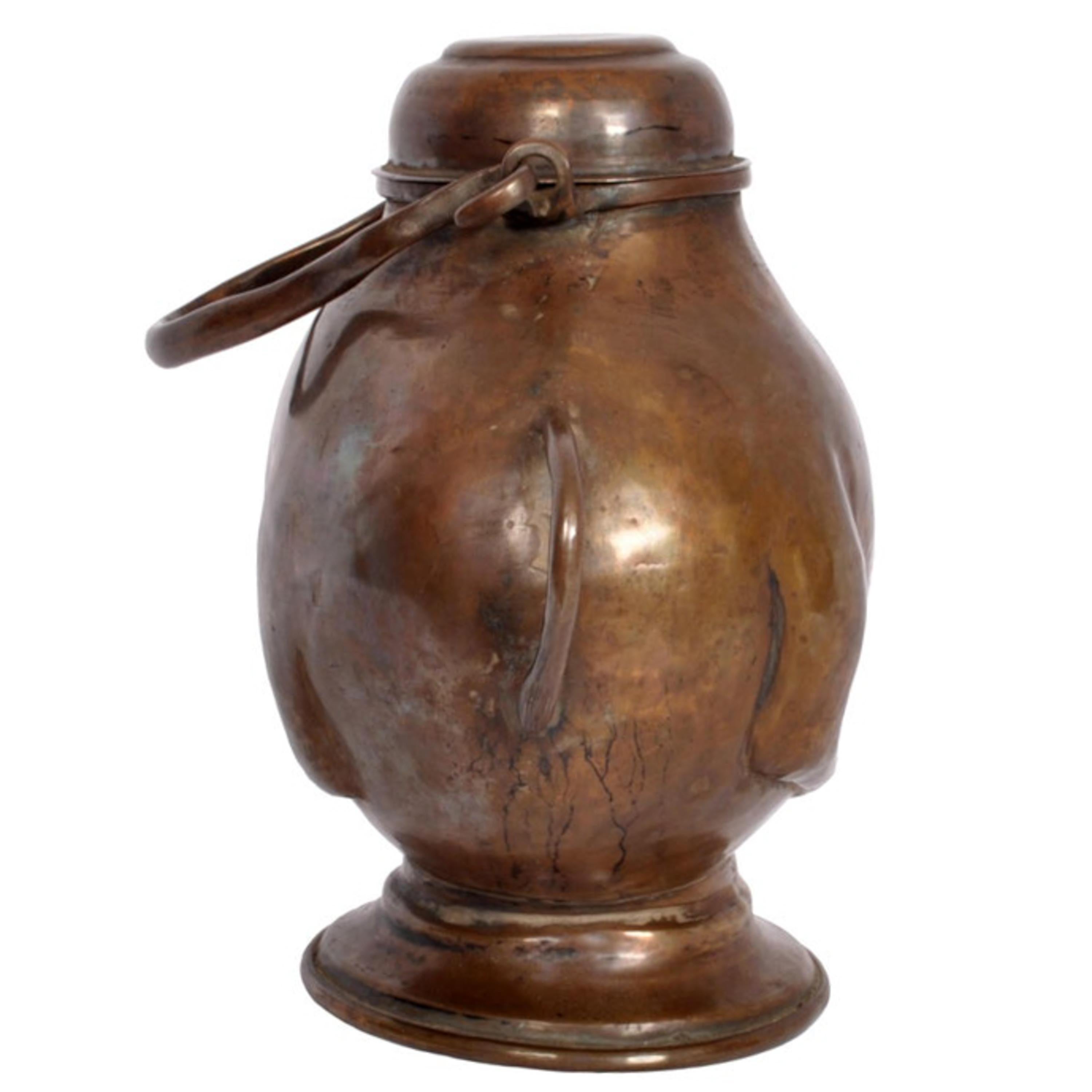 Début du XIXe siècle Ancien récipient à eau indien hindou du 19ème siècle en cuivre, sacré taureau Nandi 1800 en vente