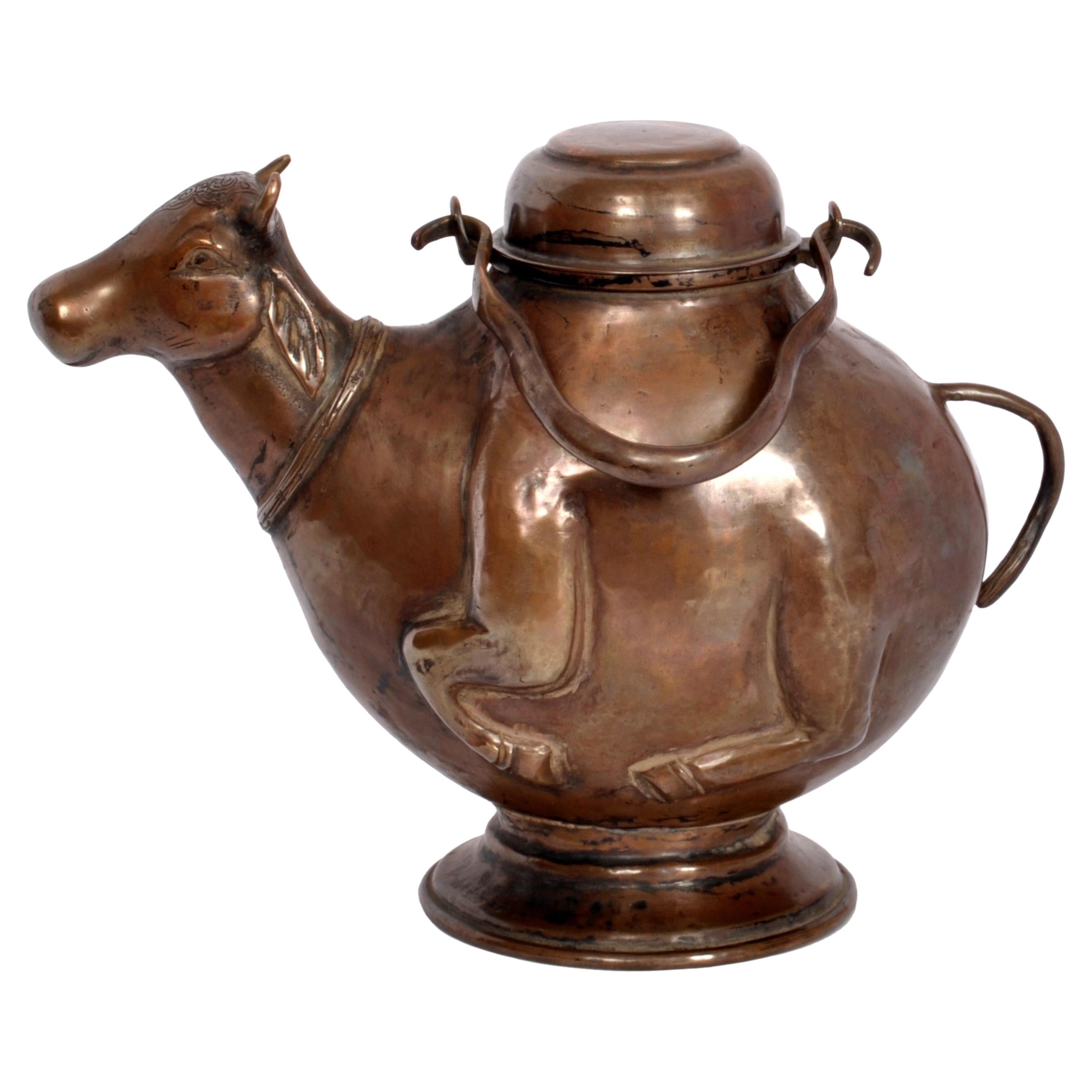 Ancien récipient à eau indien hindou du 19ème siècle en cuivre, sacré taureau Nandi 1800 en vente