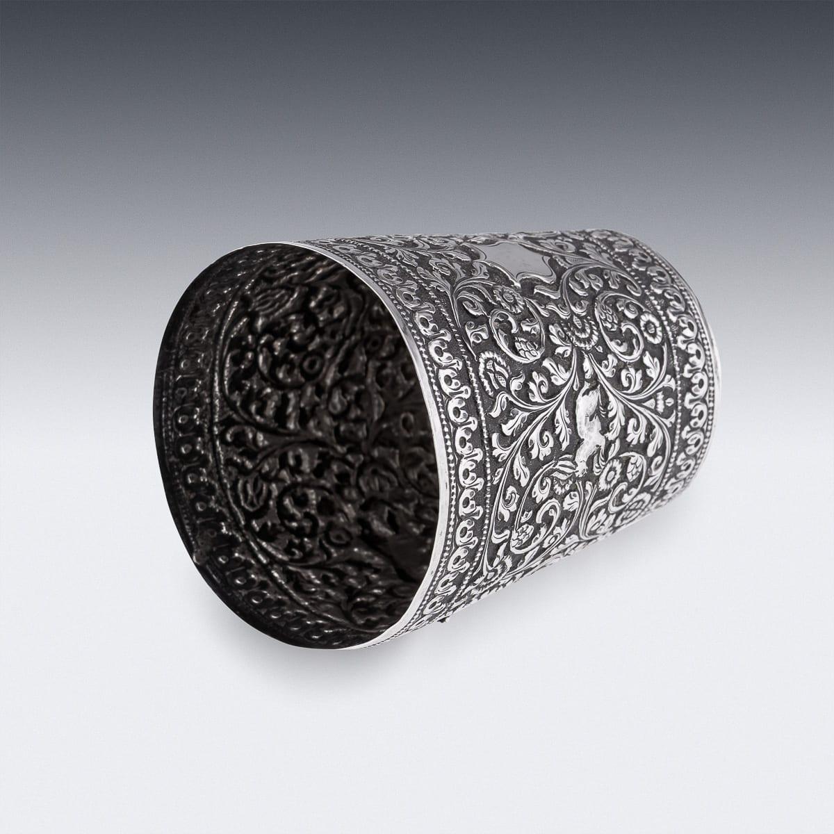 Vaso antiguo de plata maciza de Kutch (India) del siglo XIX c.1880 Silver en venta