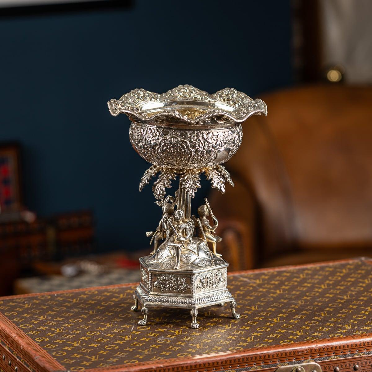 Centre de table antique en argent massif de la fin du 19e siècle de l'Inde Kutch. Ce bol en argent, impressionnant et substantiel, est réalisé avec une remarquable habileté. Il est orné d'un décor élaboré en repoussé, composé de fleurs finement