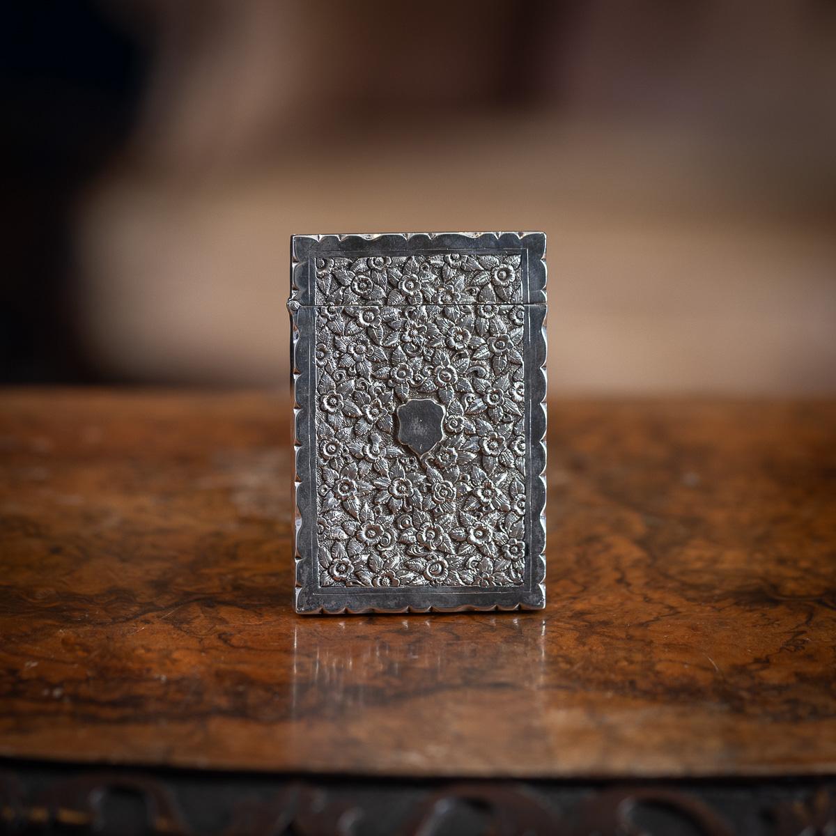 Étui à cigarettes ancien en argent massif du Kutch indien du XIXe siècle, de forte épaisseur, présentant un travail floral complexe en repoussé sur un fond mat. Le boîtier rectangulaire a des bords gravés ressemblant à du feuillage. Le couvercle à