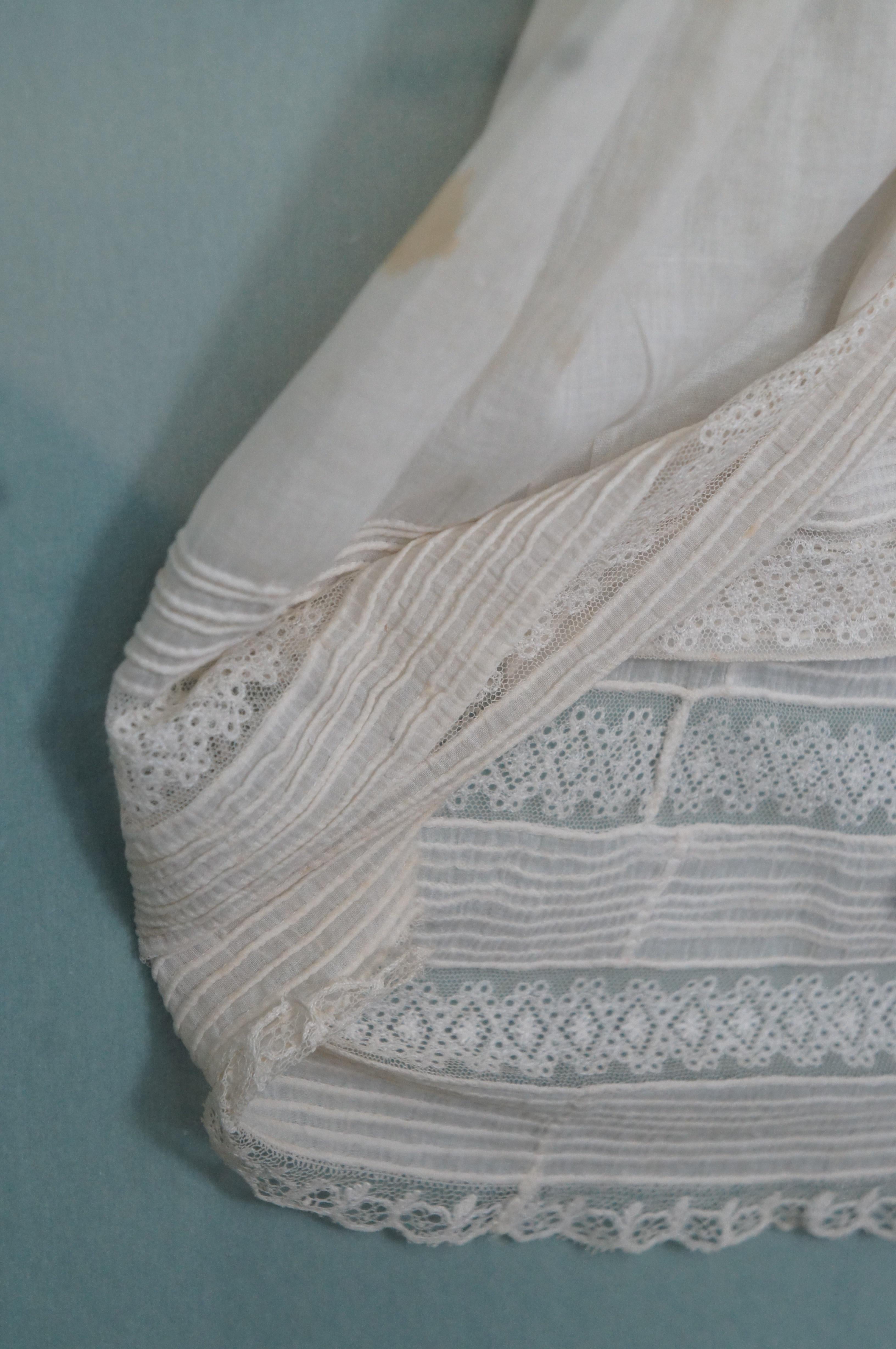 Ancienne robe de baptême pour bébé en dentelle du 19ème siècle - Boîte d'ombre - 31