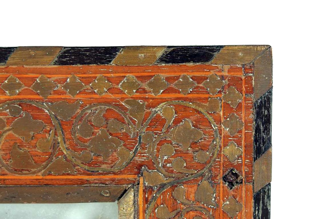 Anonyme
Anglo-indien ; dernier quart du 19e siècle
Laiton, bois, peinture et verre miroir

Dimensions approximatives : 16,5 (h) x 12,5 (l) pouces

La manière dont les incrustations de laiton ornées sont enchâssées dans le bois dur illustre la