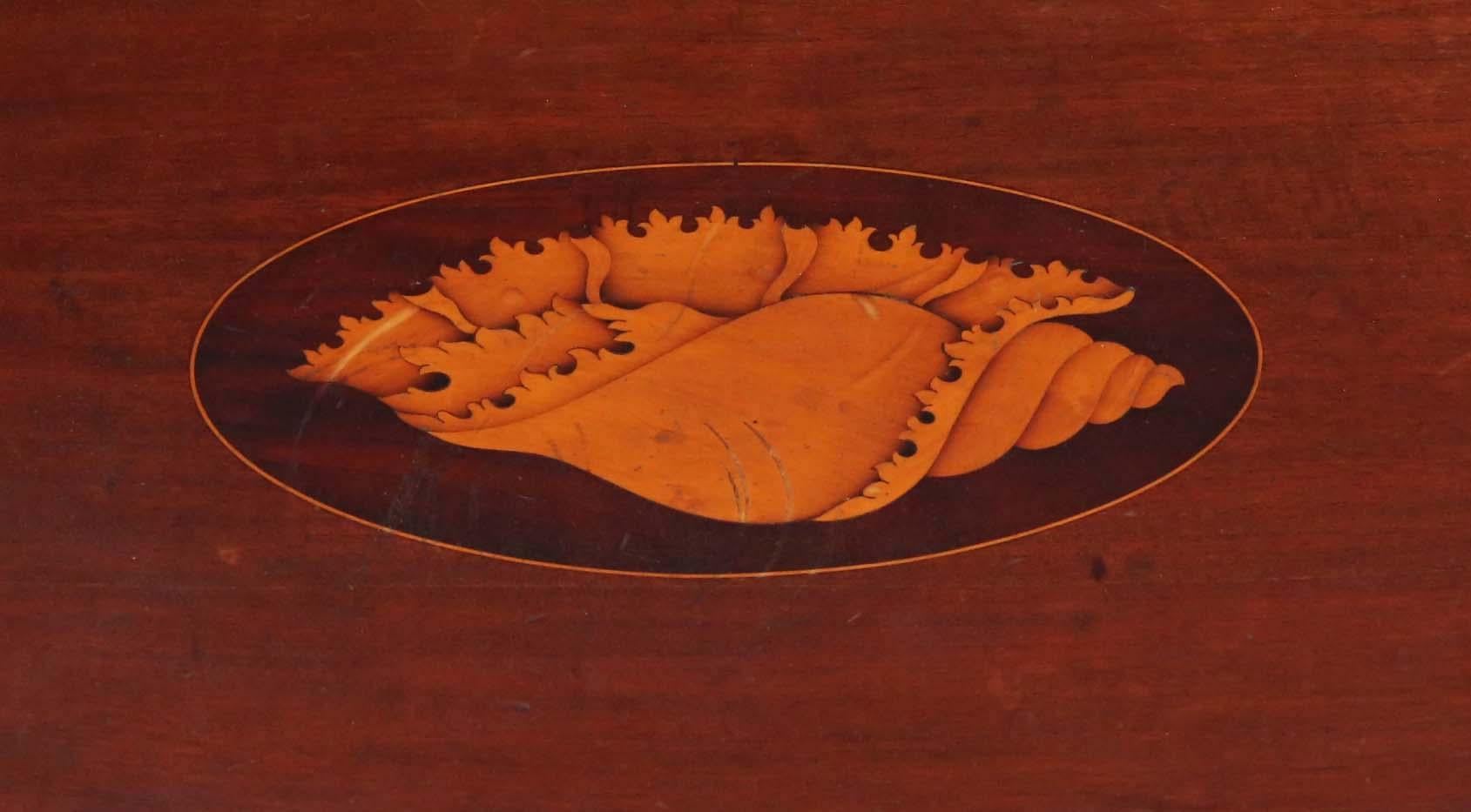 Antique quality 19th century inlaid mahogany oval serving tea tray.

A great quality tray with brass handles. Sought after shell design.

Very attractive, with lovely proportions and styling.

Desirable oval shape, with marquetry