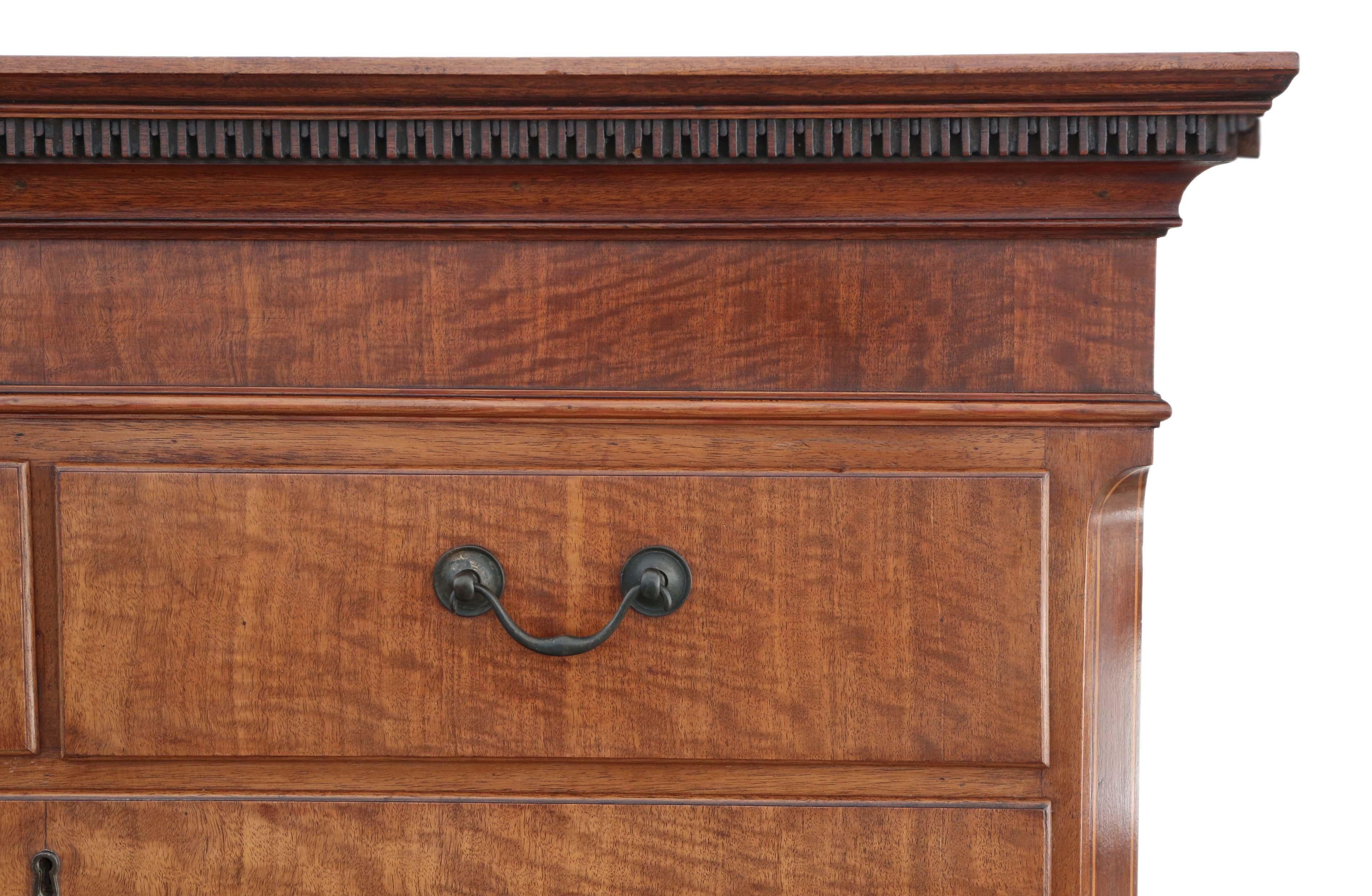 Antico cassettone in mogano intarsiato del XIX secolo - un pezzo di ottima fattura che è stato restaurato storicamente secondo uno standard elevato.

Questa graziosa cassettiera è caratterizzata da affascinanti impiallacciature a dorso di violino in