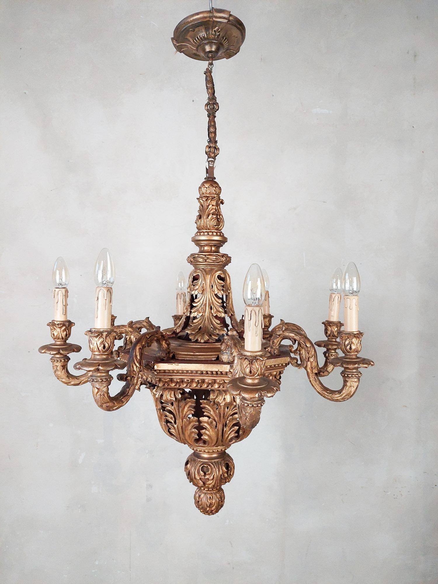 Antique Italian carved wooden chandelier. Completely made of carved wood!
Incredible fine and detailed carving, the acanthus leafs separated, creating a see through effect, finished with gold leaf patina, hanging from a brass chain and ceiling