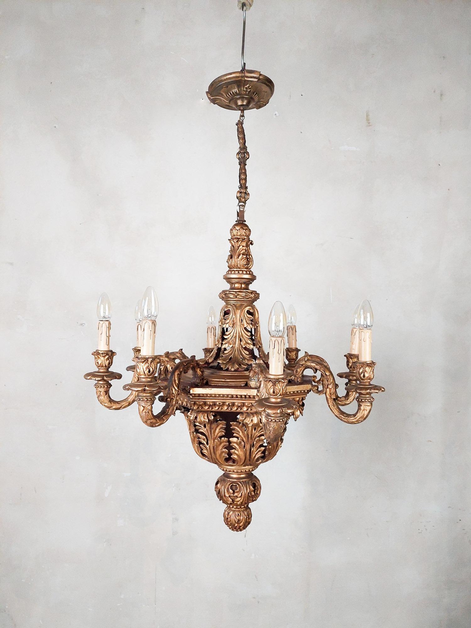 Antique 19th Century Italian Carved Wooden Gold Patinated Chandelier In Good Condition In Baambrugge, NL