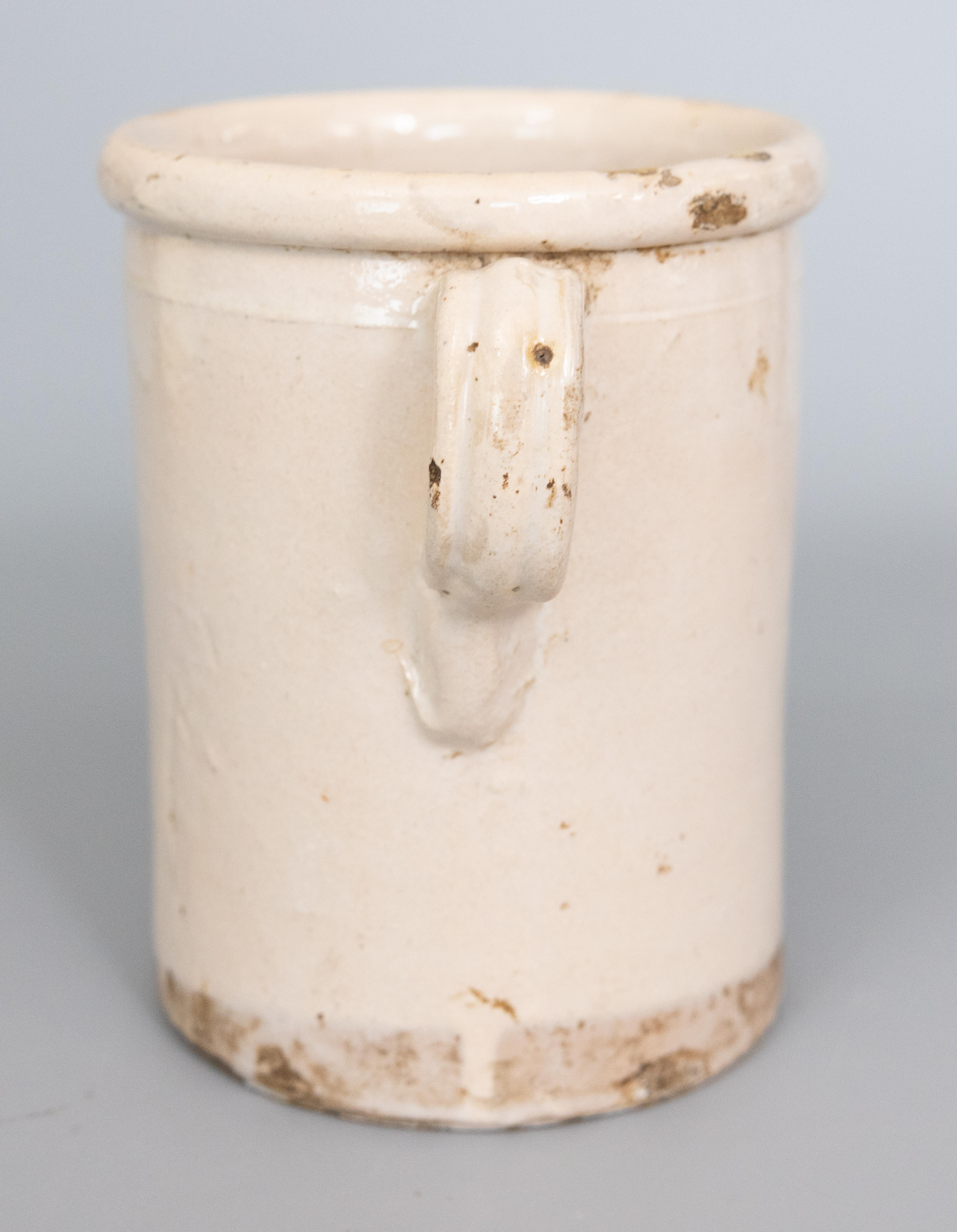 Authentique pot ou jarre à confit italien du XIXe siècle. Ce pot est plein de caractère, fabriqué à la main et peint avec deux charmantes poignées, connues sous le nom d'