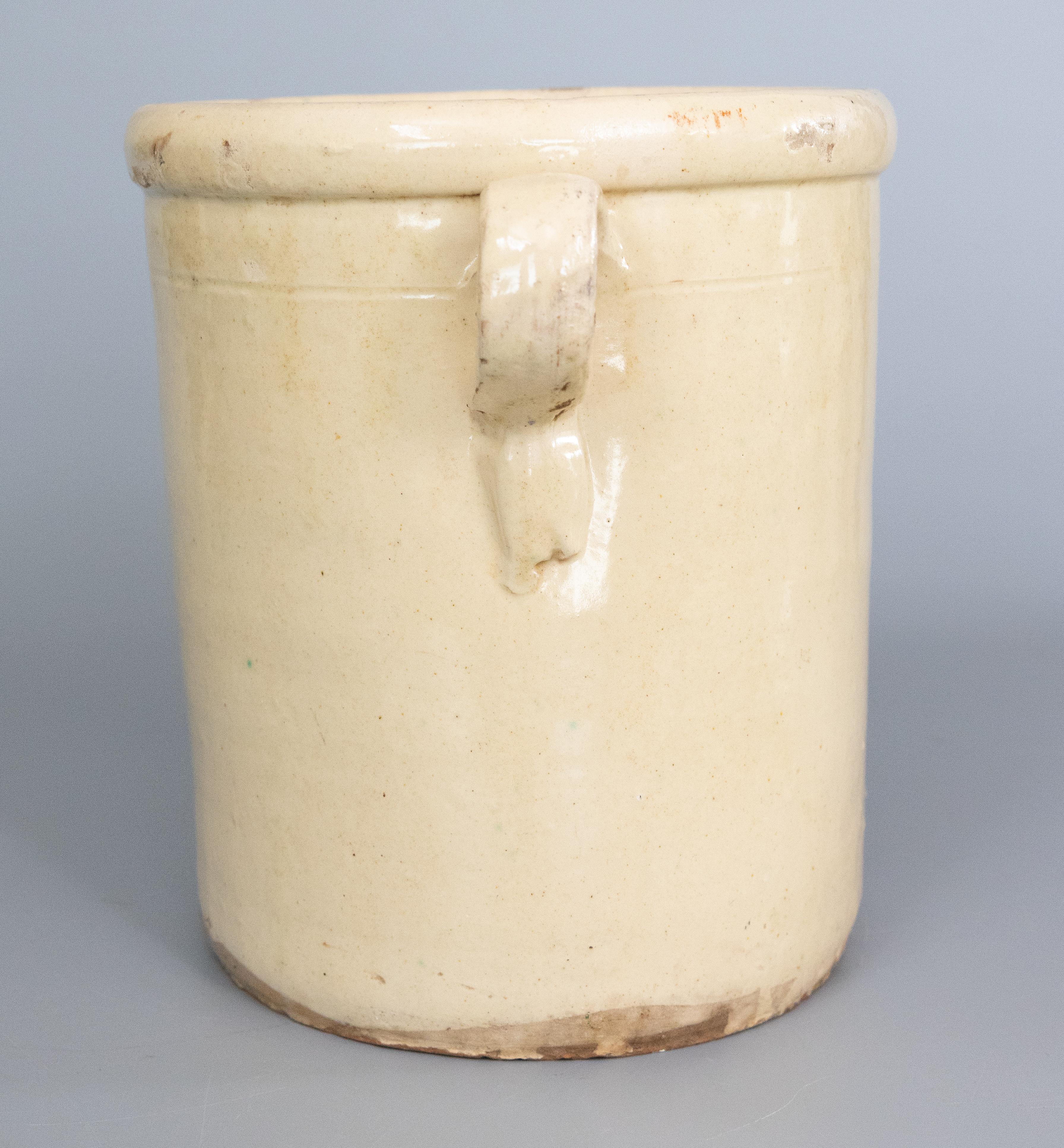 Authentique pot ou jarre à confit italien du XIXe siècle. Ce pot est plein de caractère, fabriqué à la main et peint avec deux charmantes poignées, connues sous le nom d'