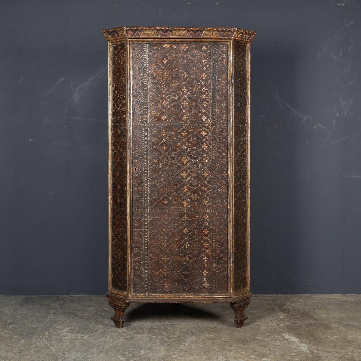 Ancienne armoire d'angle italienne en bois du 19ème siècle, d'une taille impressionnante, méticuleusement fabriquée à la main avec une finition en gesso gaufré peinte en vert/brun traditionnel sur l'ensemble de la surface. Cette grande armoire est