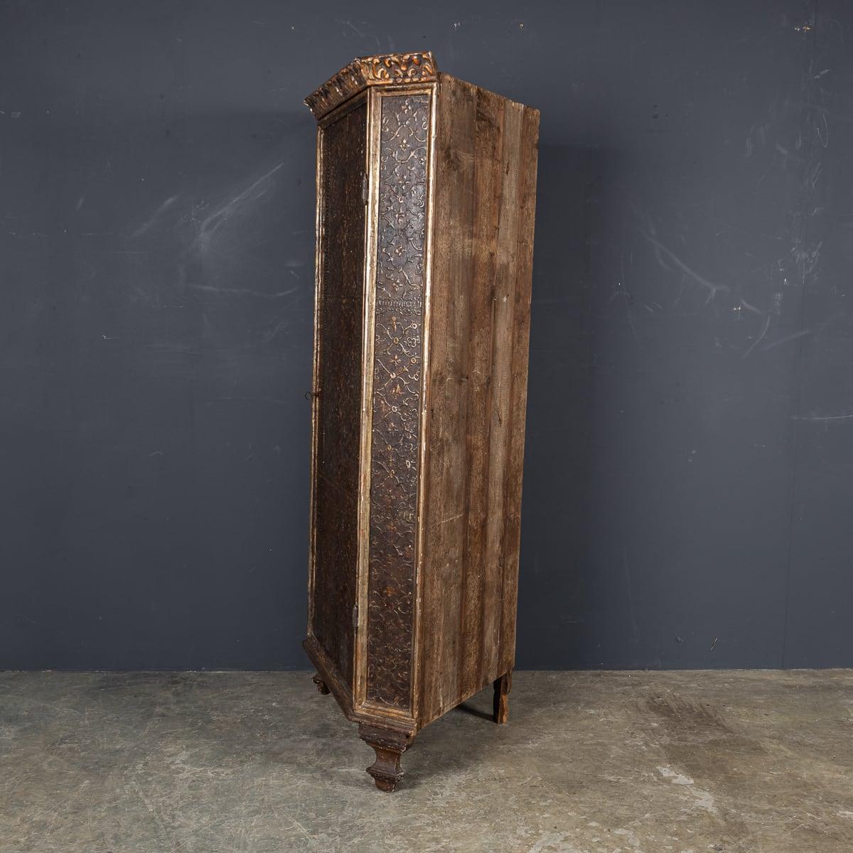 Autre Armoire d'angle italienne du 19ème siècle en bois gaufré vers 1830 en vente