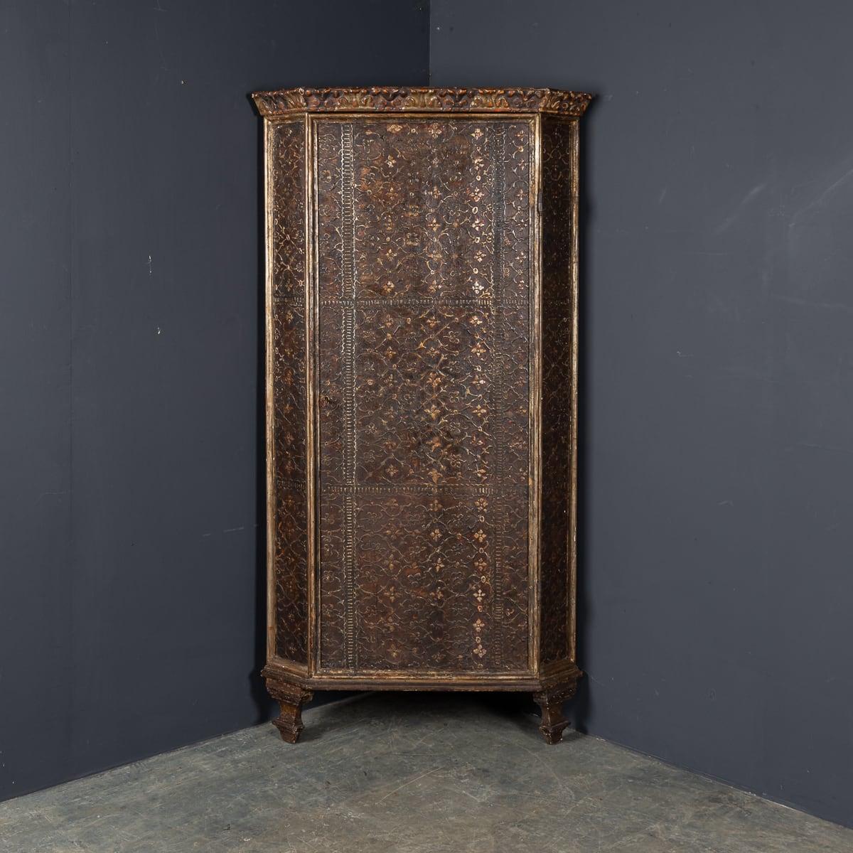 XIXe siècle Armoire d'angle italienne du 19ème siècle en bois gaufré vers 1830 en vente