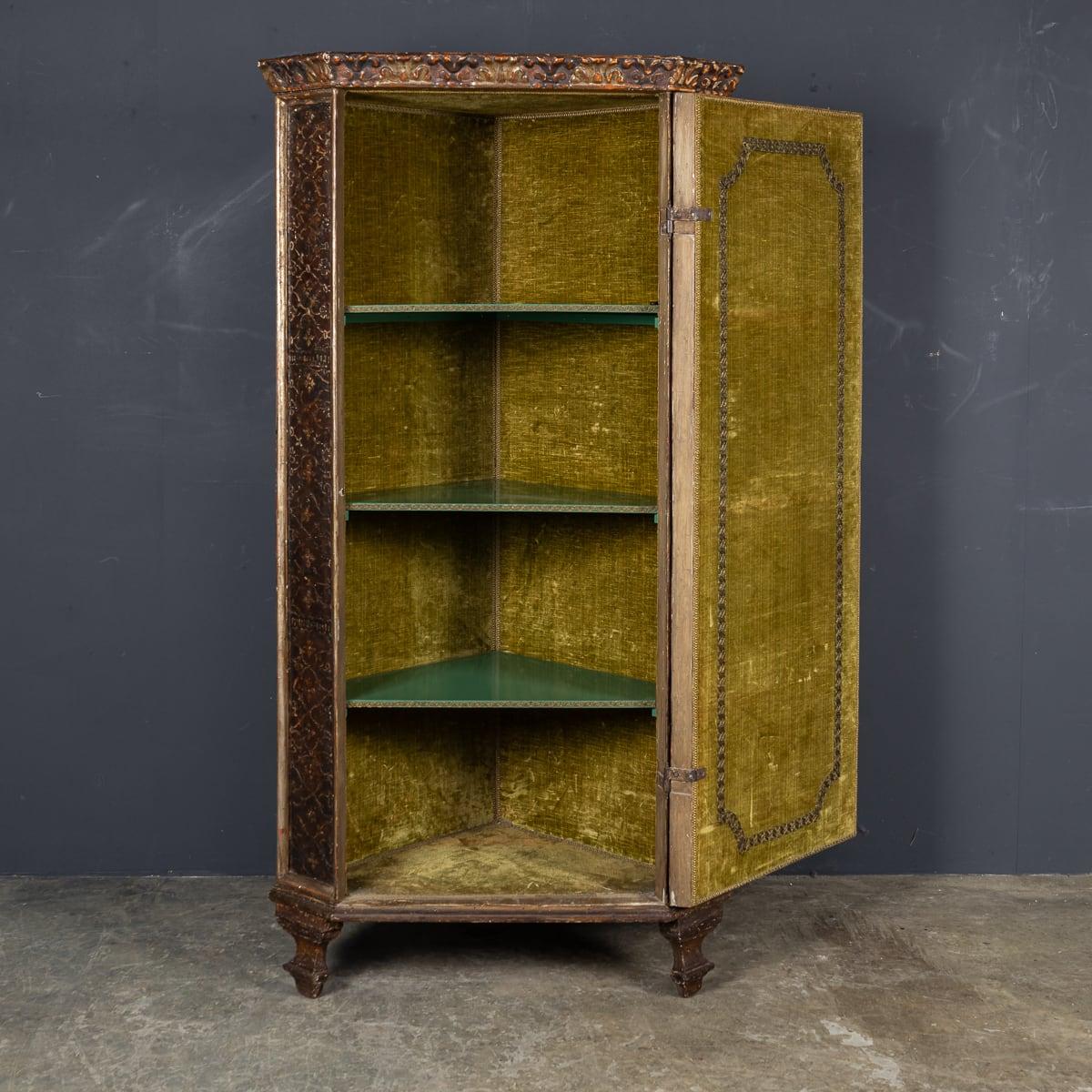 Bois Armoire d'angle italienne du 19ème siècle en bois gaufré vers 1830 en vente