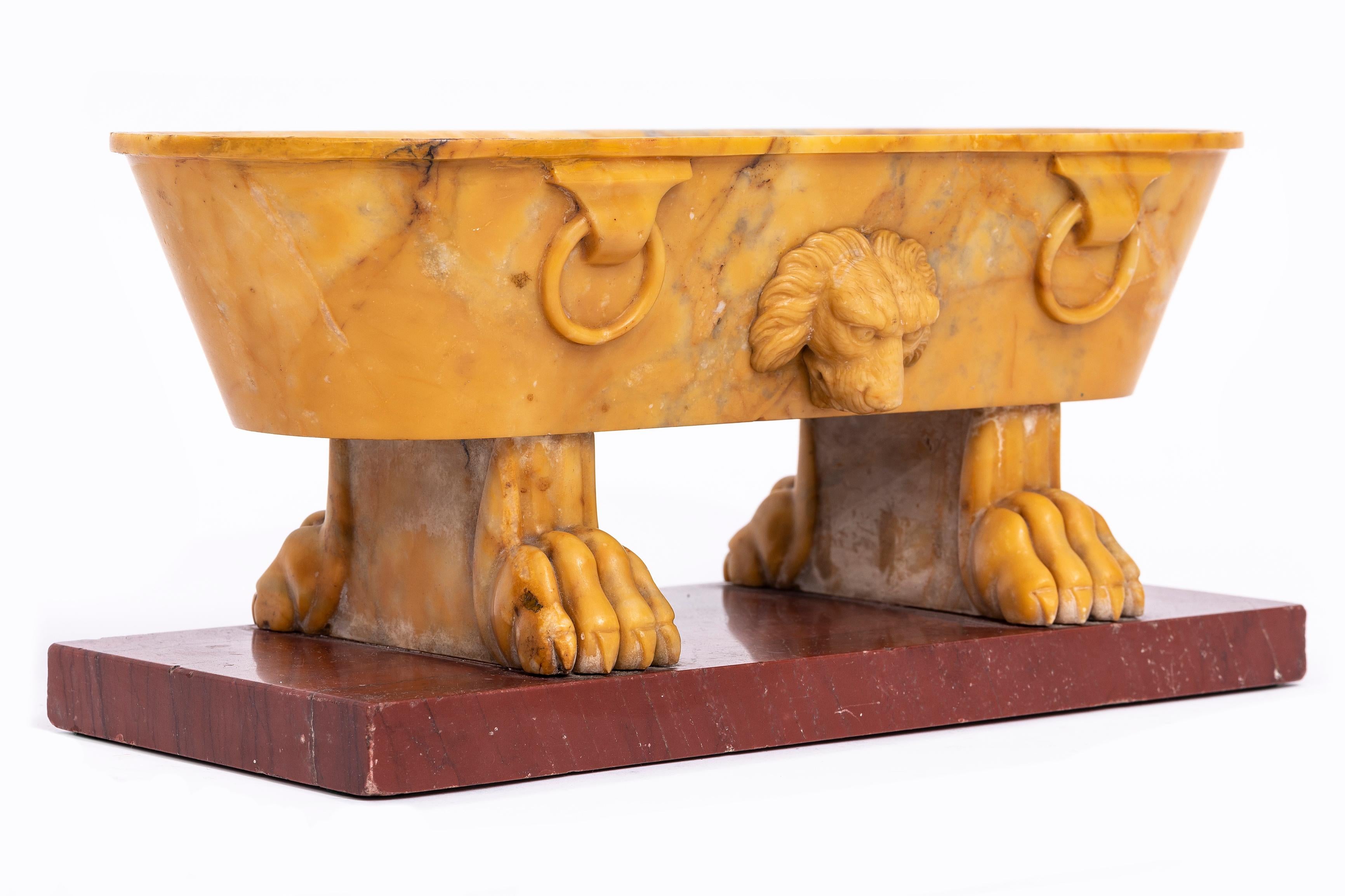 Modèle de sarcophage Grand Tour italien du 19ème siècle en marbre de Sienne Bon état - En vente à New York, NY
