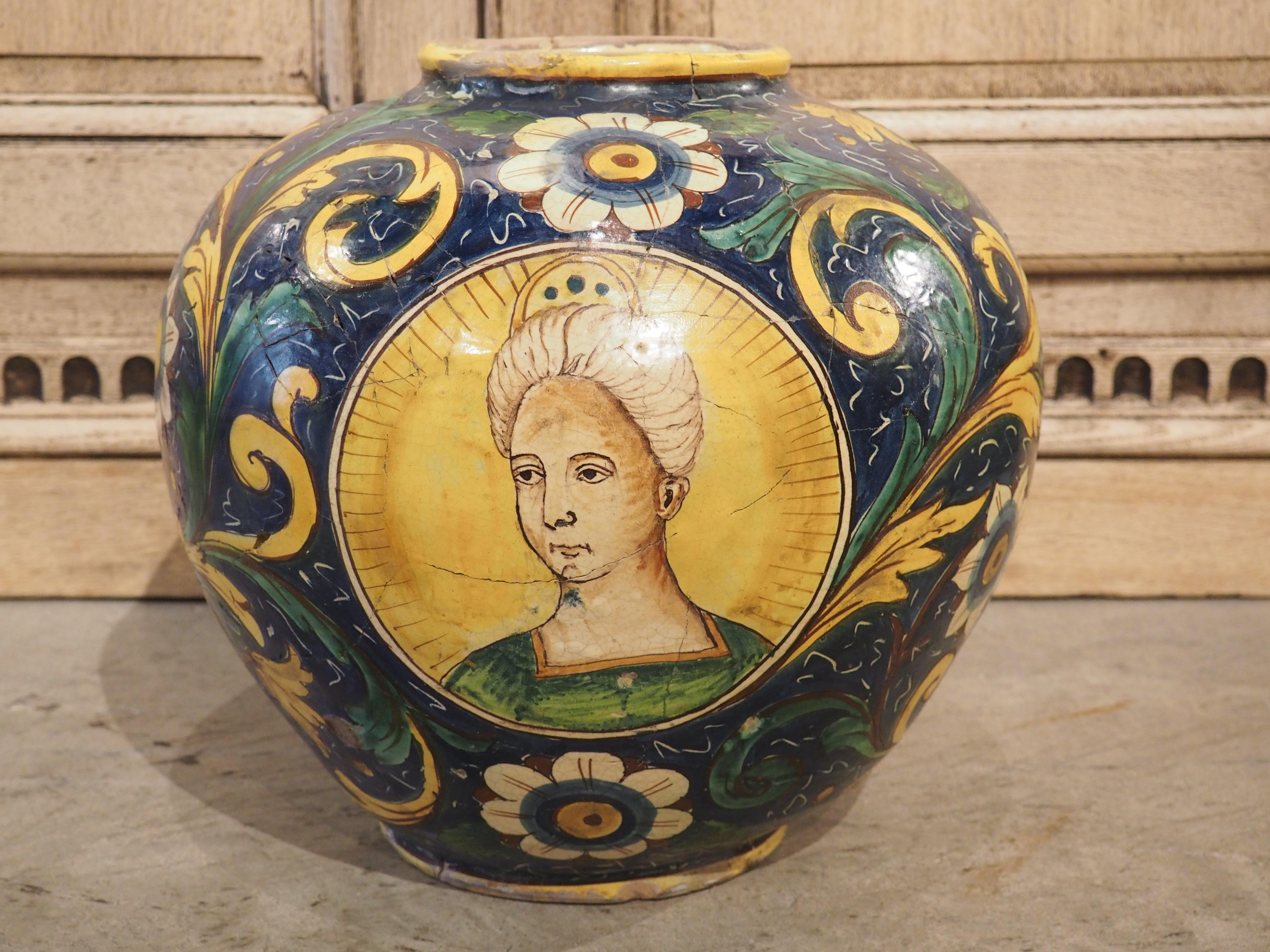 Antique 19th Century Italian Maiolica Pot of the Renaissance Style In Good Condition For Sale In Dallas, TX