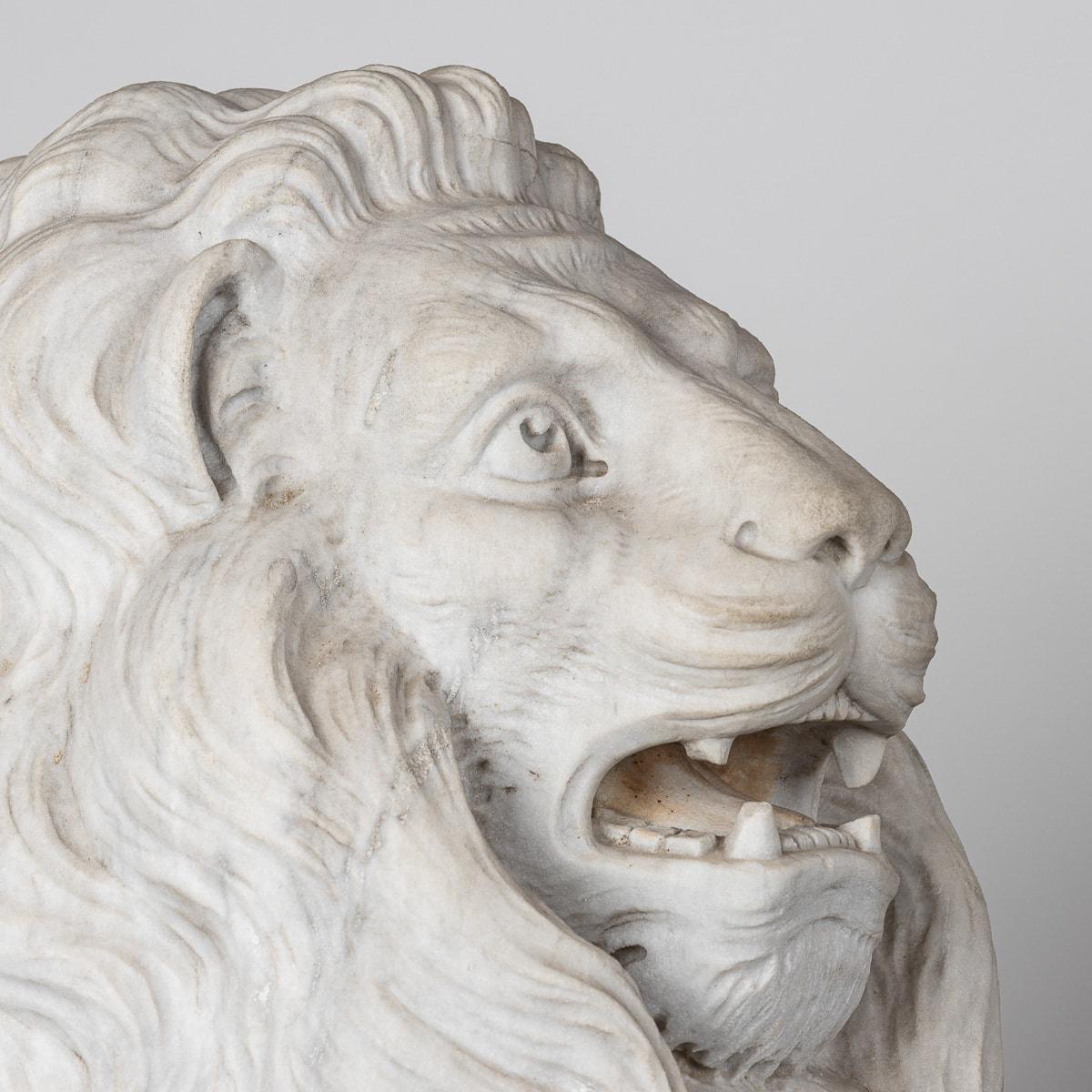 Antique 19th Century Italian Pair Of Marble Lions With Heraldic Shield c.1880 For Sale 5