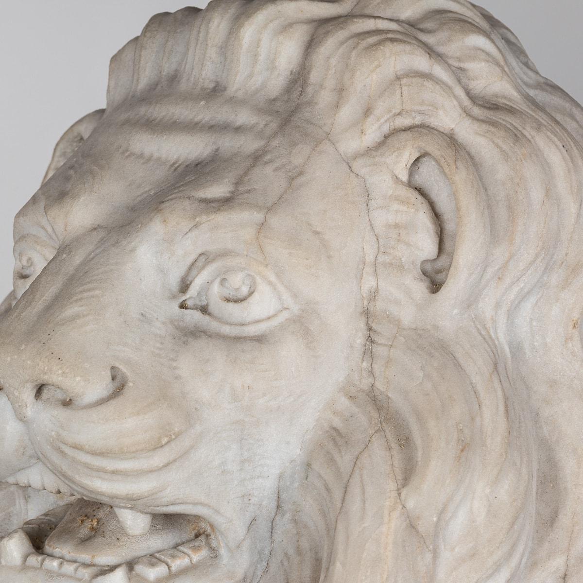 Antique 19th Century Italian Pair Of Marble Lions With Heraldic Shield c.1880 For Sale 7