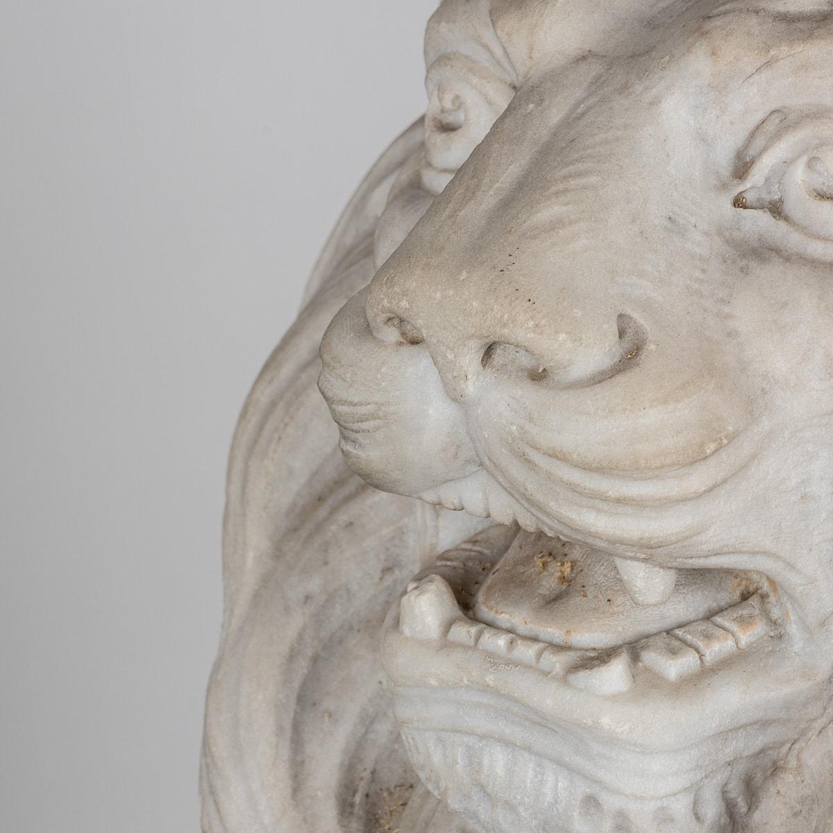 Antique 19th Century Italian Pair Of Marble Lions With Heraldic Shield c.1880 For Sale 8
