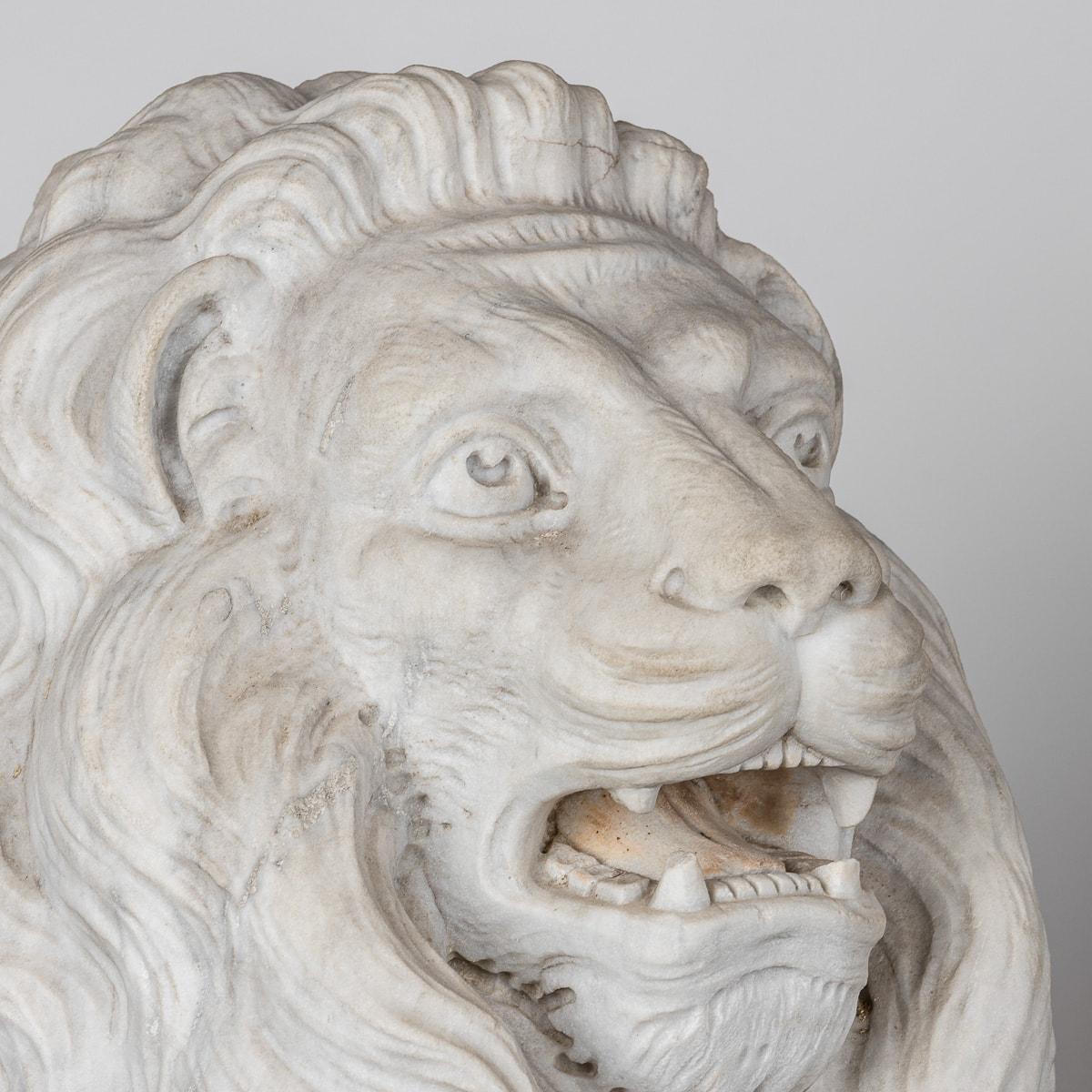 Antique 19th Century Italian Pair Of Marble Lions With Heraldic Shield c.1880 For Sale 9