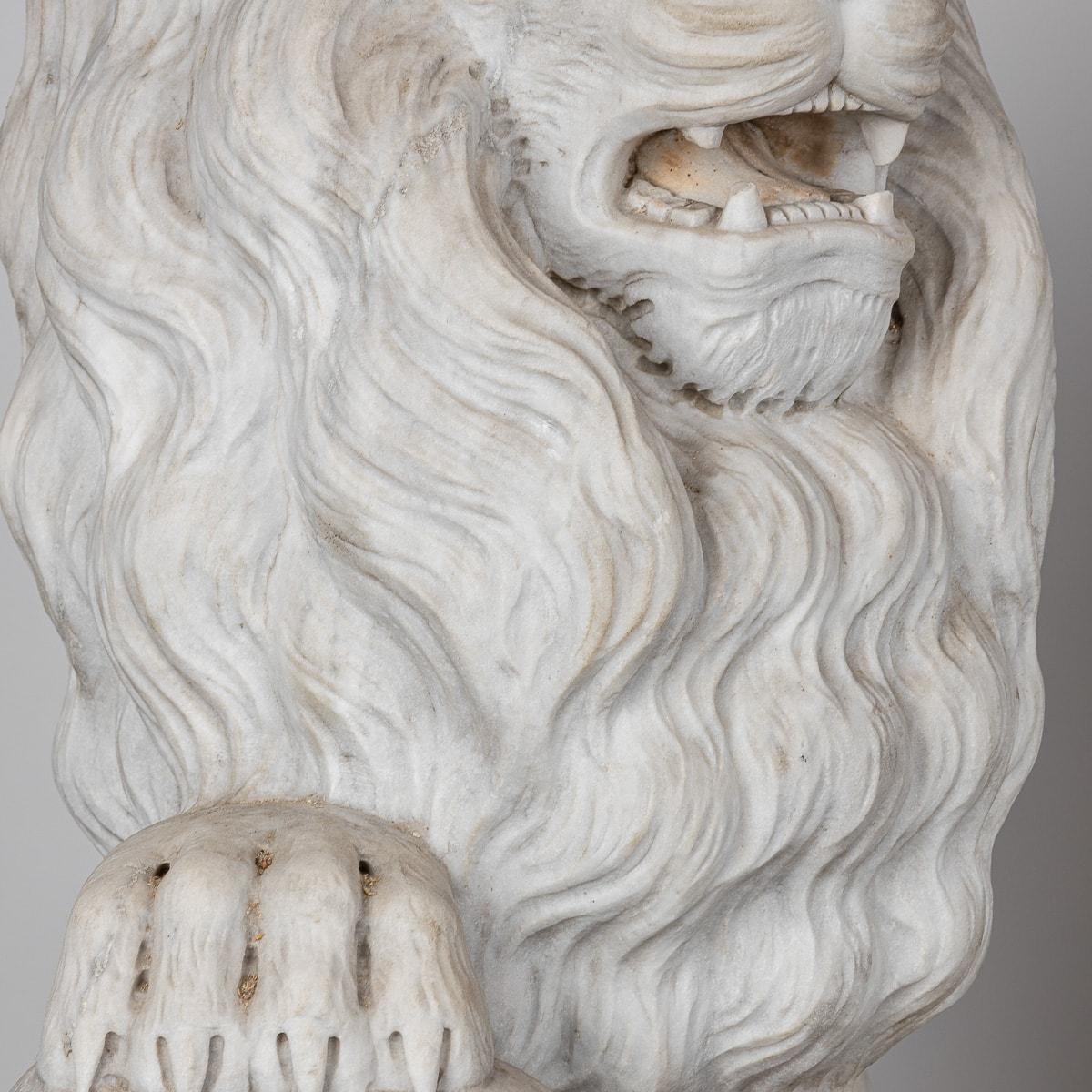 Antique 19th Century Italian Pair Of Marble Lions With Heraldic Shield c.1880 For Sale 10