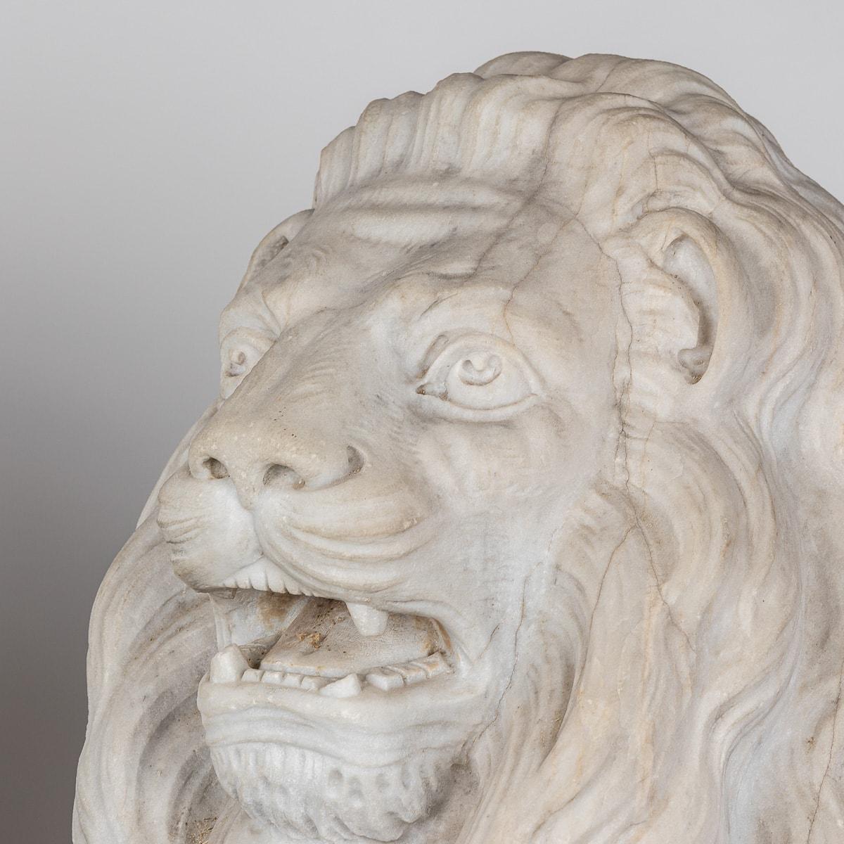 Antique 19th Century Italian Pair Of Marble Lions With Heraldic Shield c.1880 For Sale 12