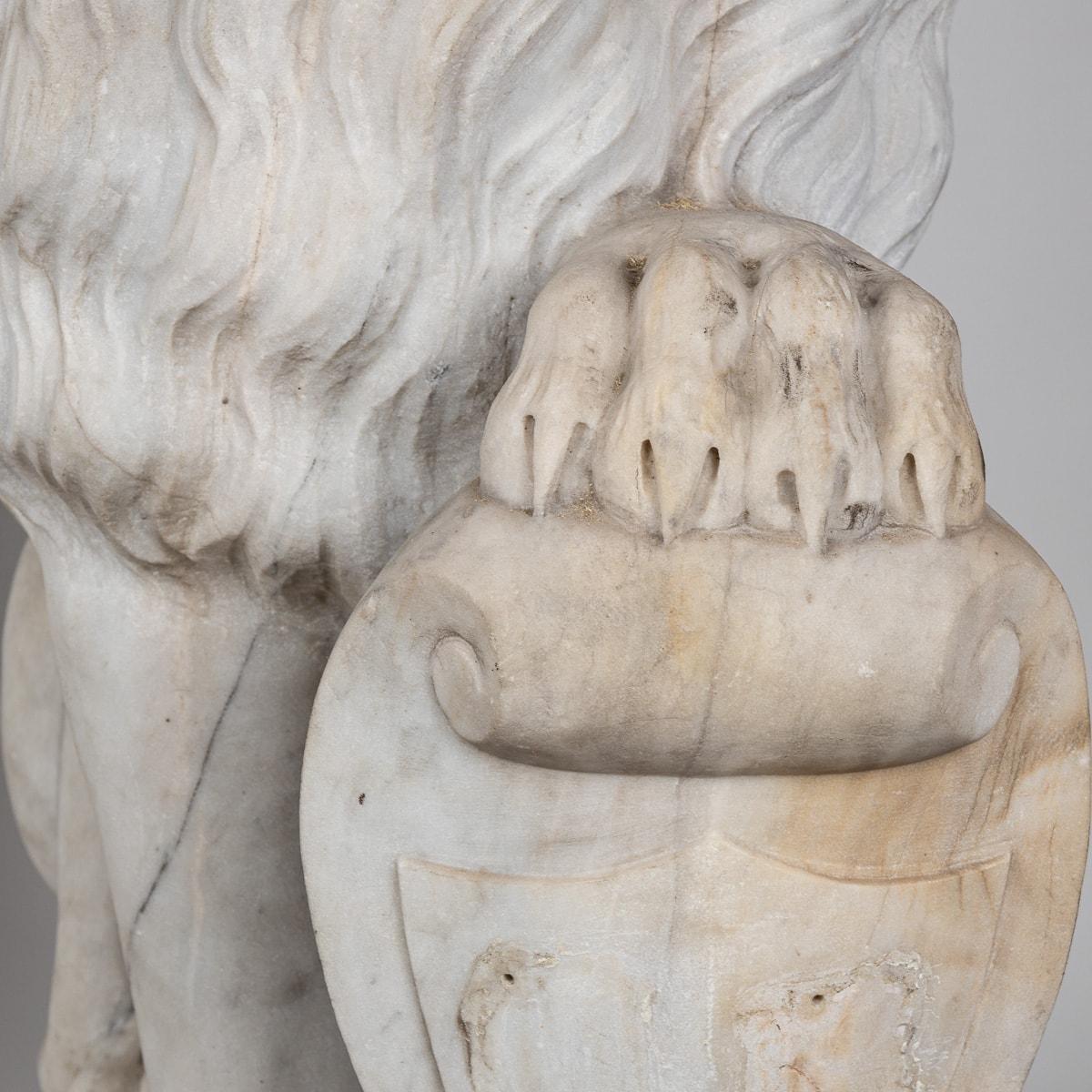 Antique 19th Century Italian Pair Of Marble Lions With Heraldic Shield c.1880 For Sale 13