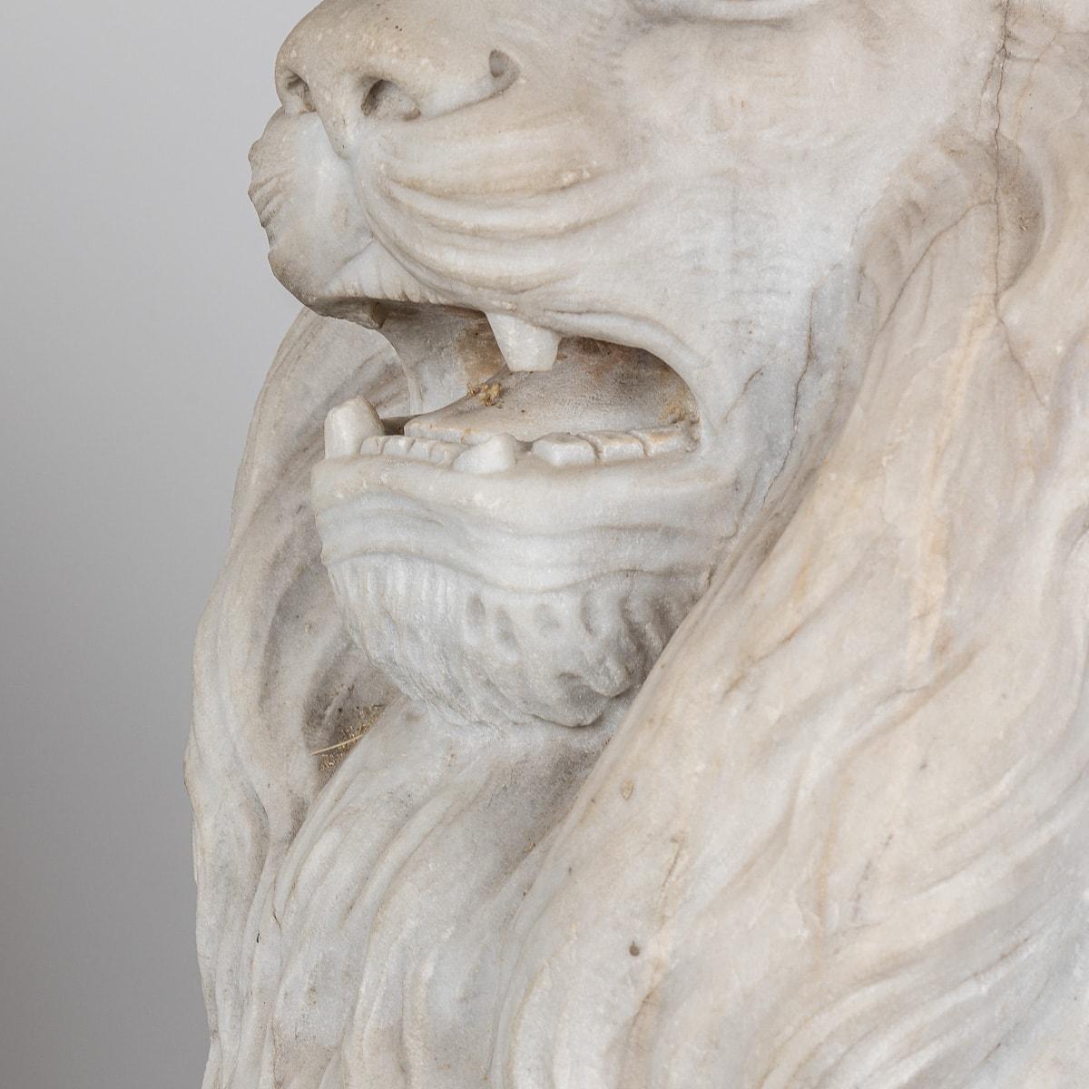 Other Antique 19th Century Italian Pair Of Marble Lions With Heraldic Shield c.1880 For Sale