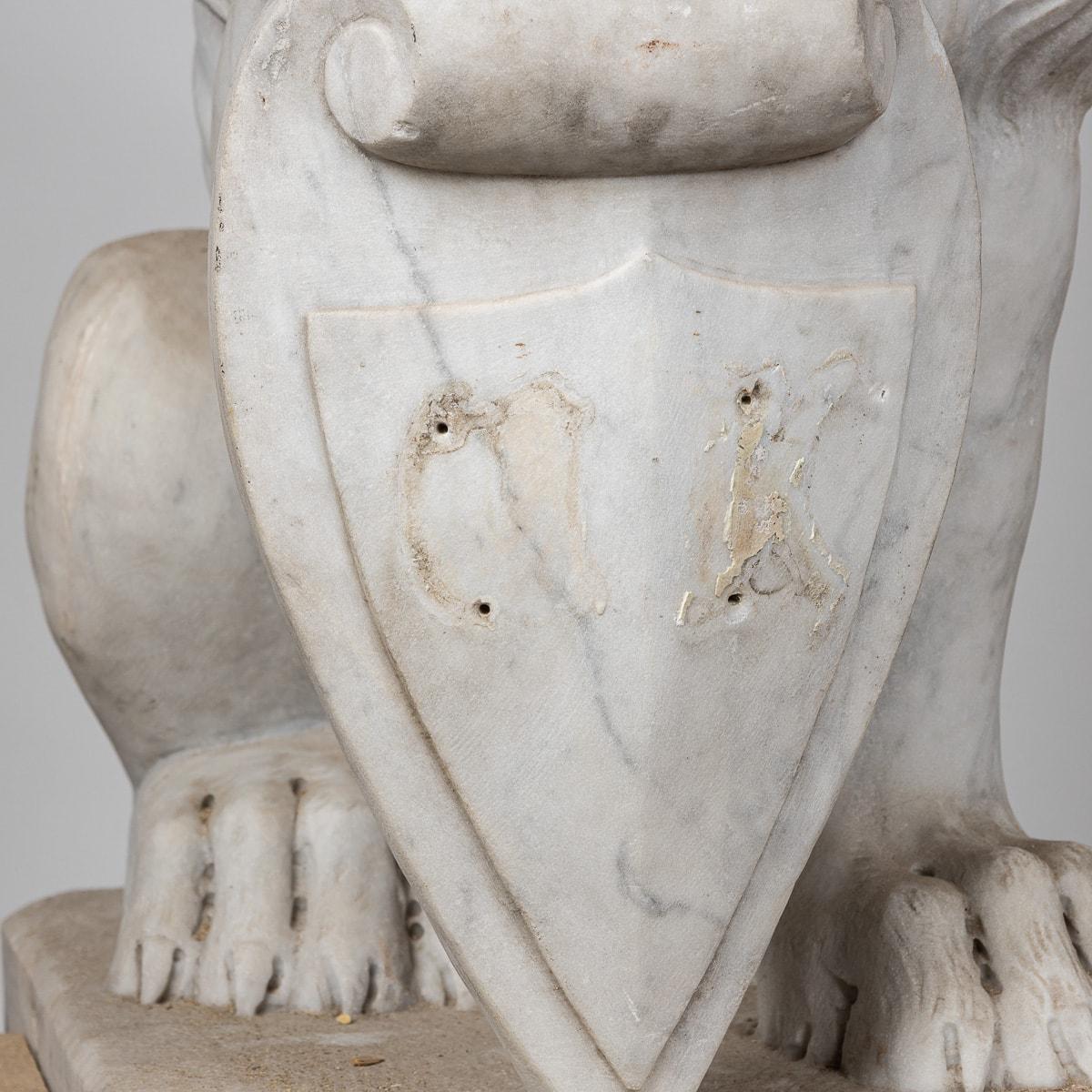 Antique 19th Century Italian Pair Of Marble Lions With Heraldic Shield c.1880 For Sale 3