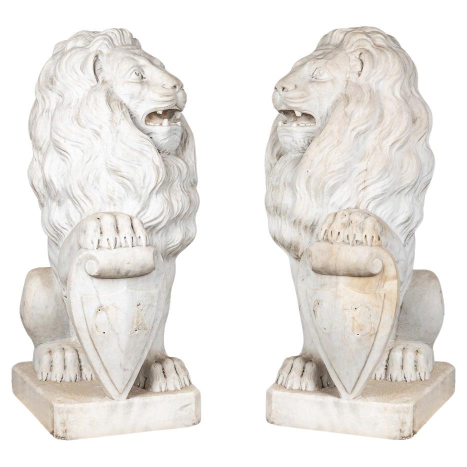 Antique 19th Century Italian Pair Of Marble Lions With Heraldic Shield c.1880 For Sale