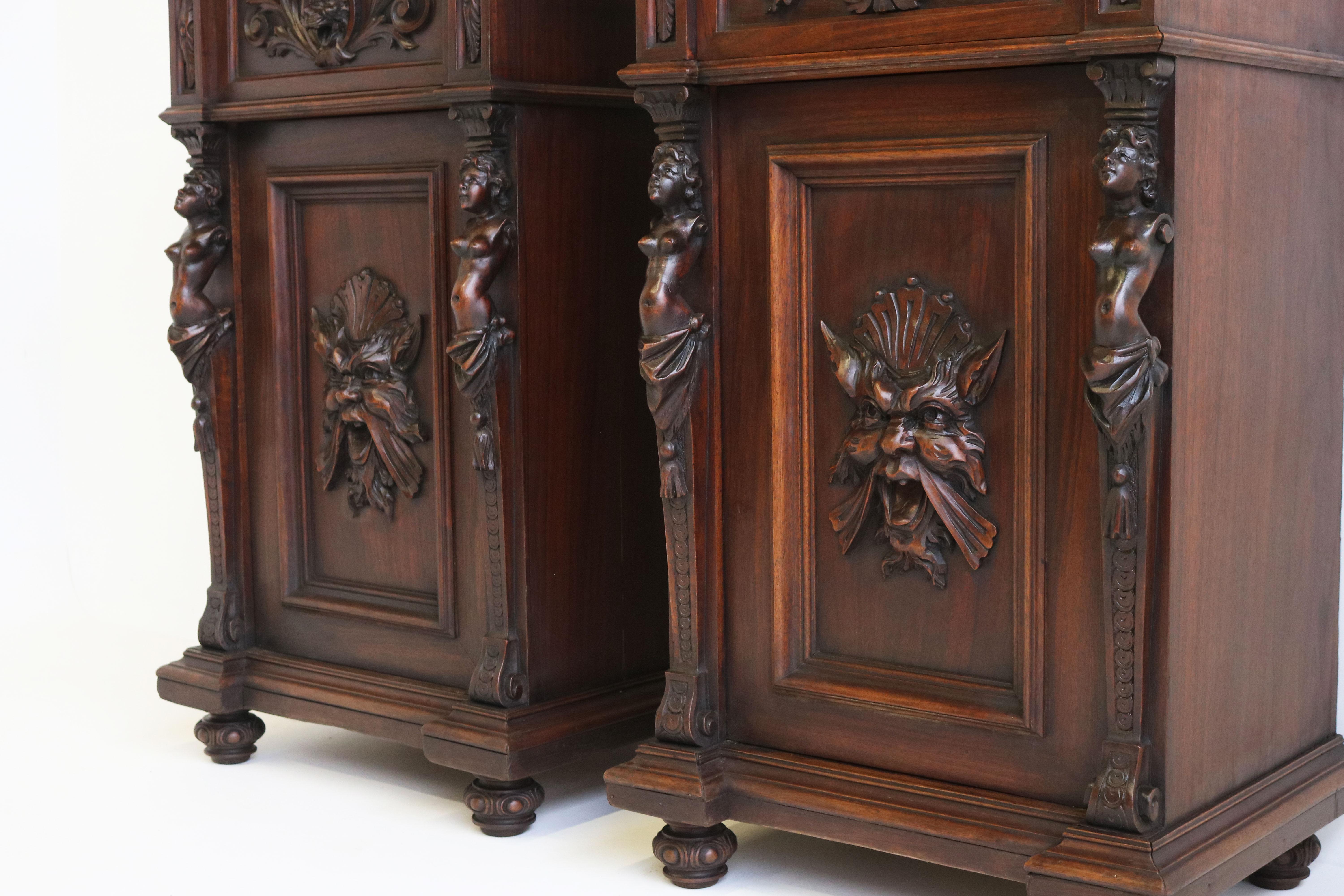 Antique 19th Century Italian Renaissance Revival Bedside Tables / Nightstands For Sale 5