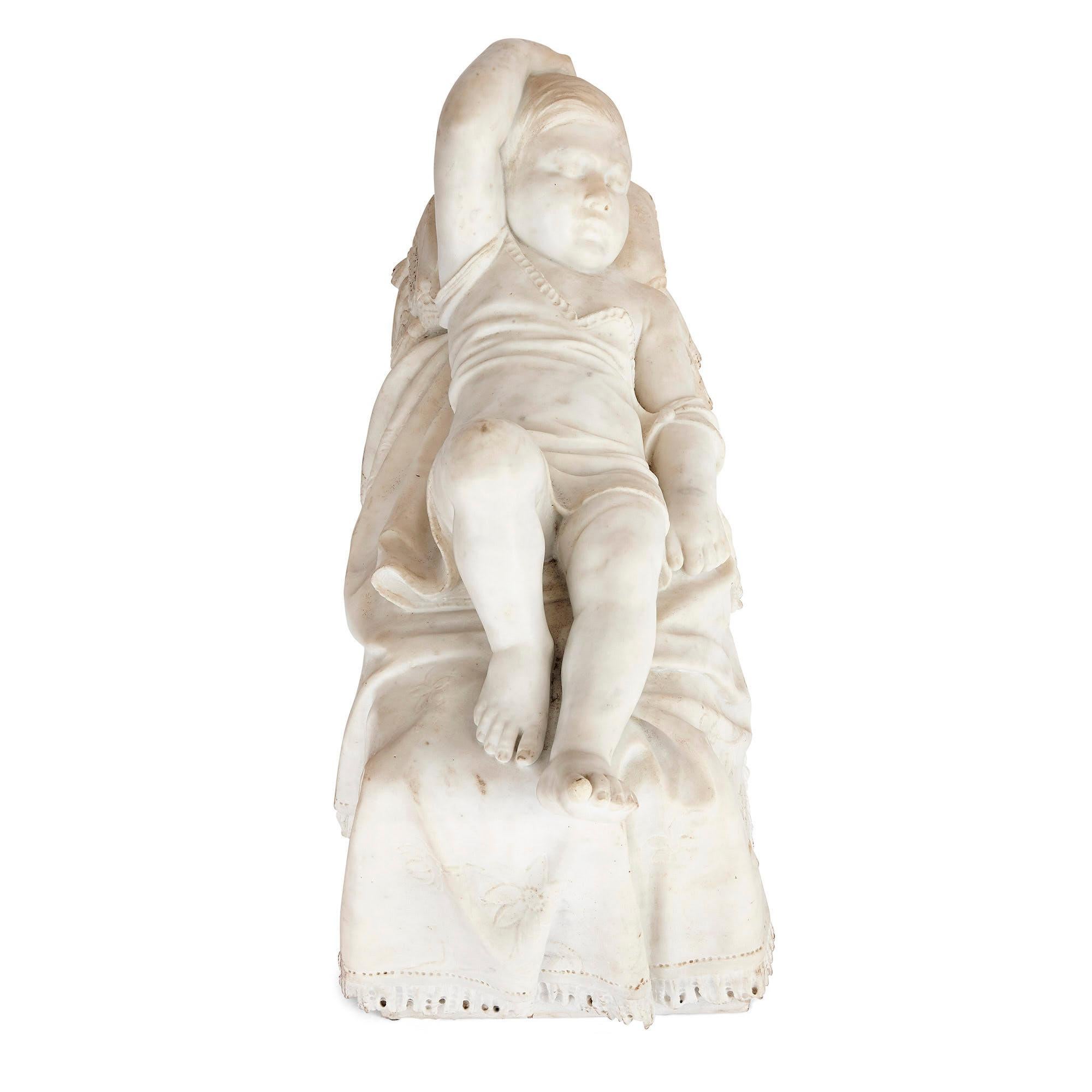 Antike italienische Skulptur eines schlafenden Kindes aus dem 19.
Italienisch, 19. Jahrhundert
Maße: Höhe 44cm, Breite 72cm, Tiefe 30cm

Diese wunderschöne italienische Skulptur ist aus weißem Marmor gemeißelt. Die Skulptur stellt ein kleines