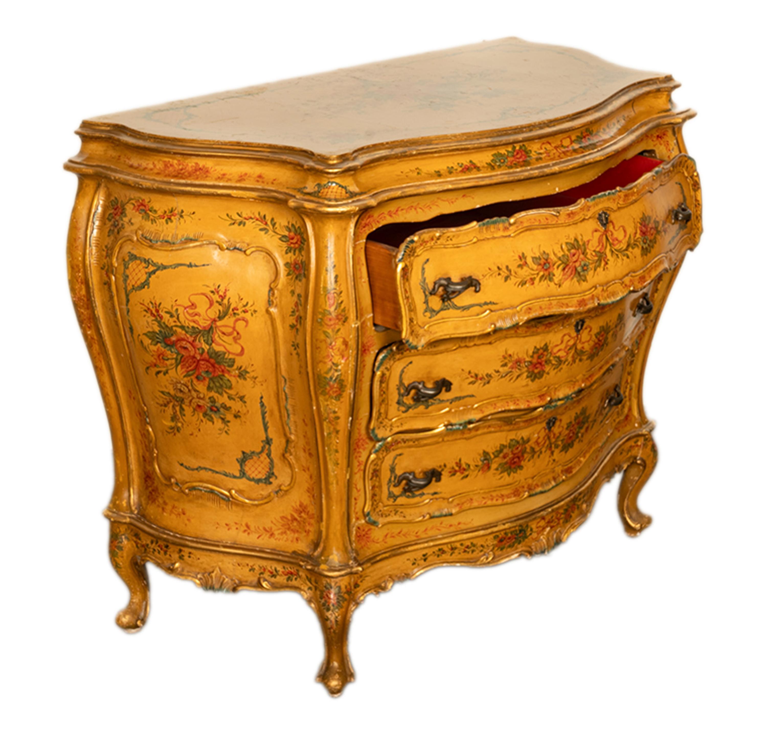 Antike italienische Rokoko-Kommode des 19. Jahrhunderts mit handgemalter Bombe 1820 (Vergoldet) im Angebot
